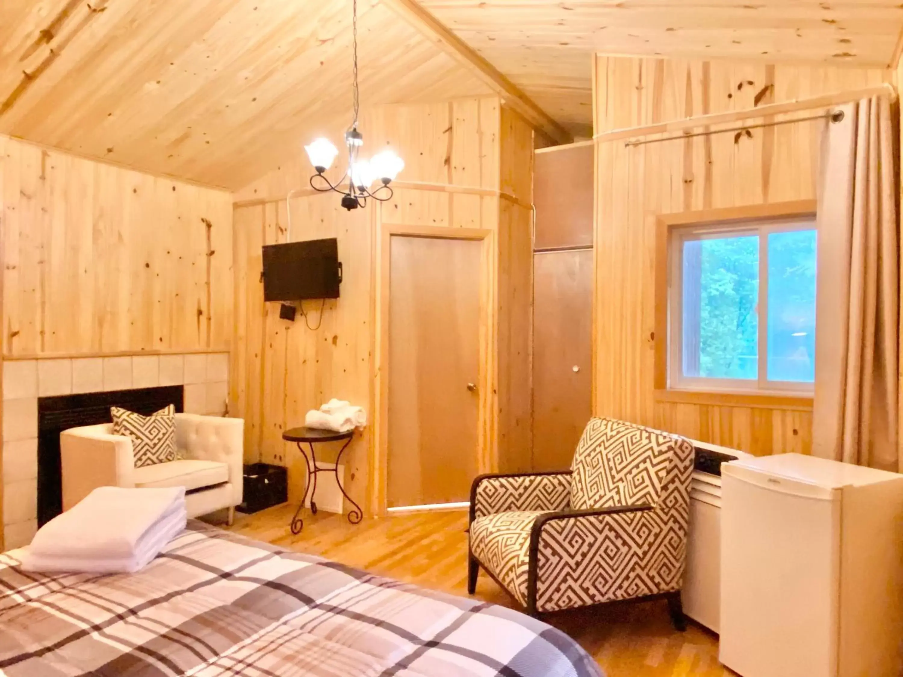 Bed, Seating Area in Hotel Le Petit Lac Sainte-Adèle