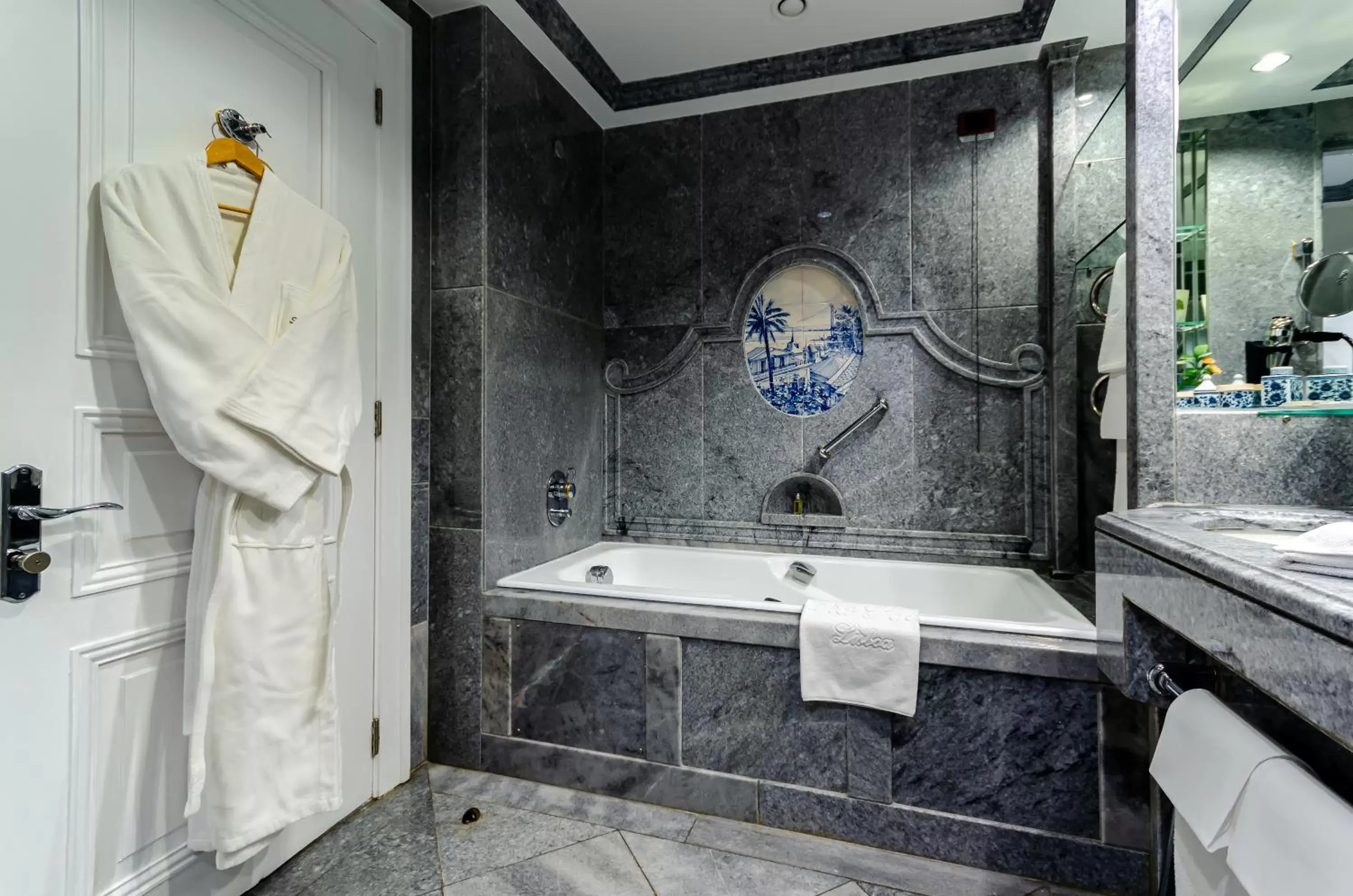 Bathroom in Olissippo Lapa Palace – The Leading Hotels of the World