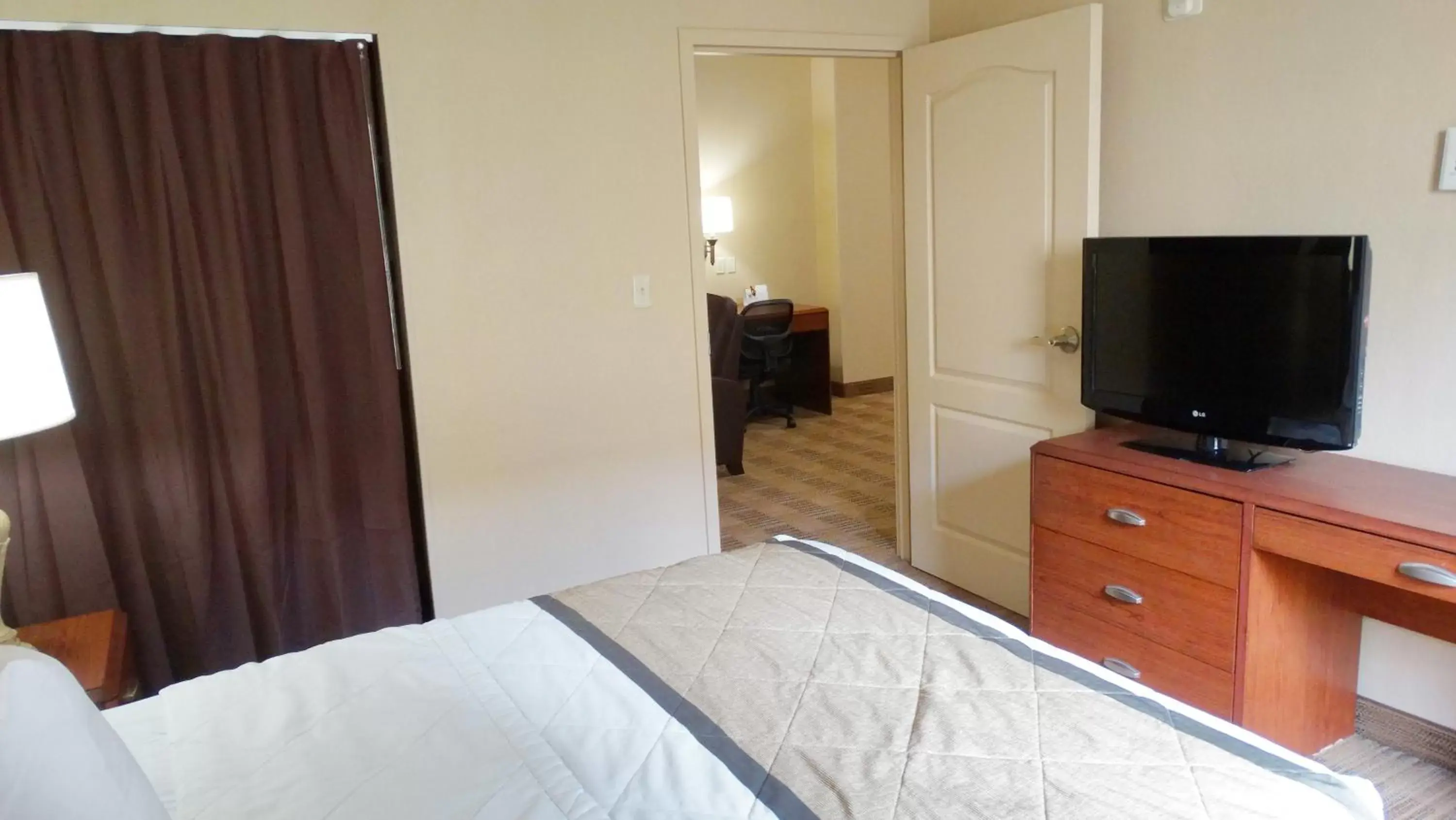 Bed, TV/Entertainment Center in Extended Stay America Suites - Dallas - Frankford Road