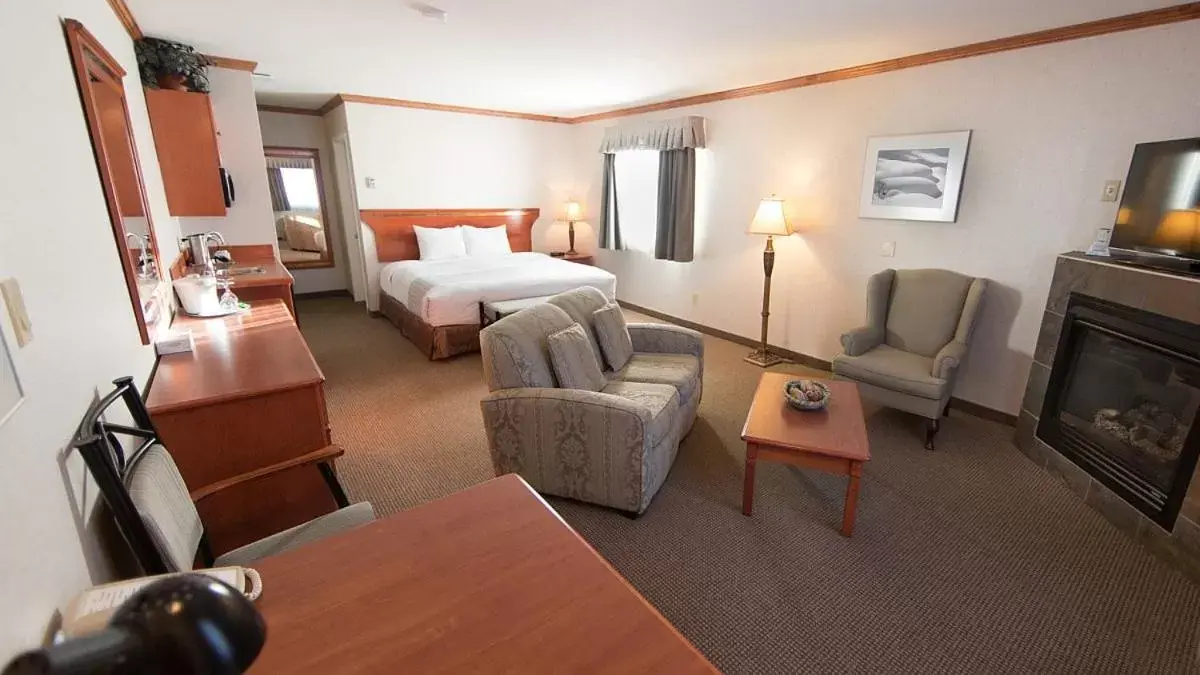 Bed, Seating Area in Mount Robson Inn