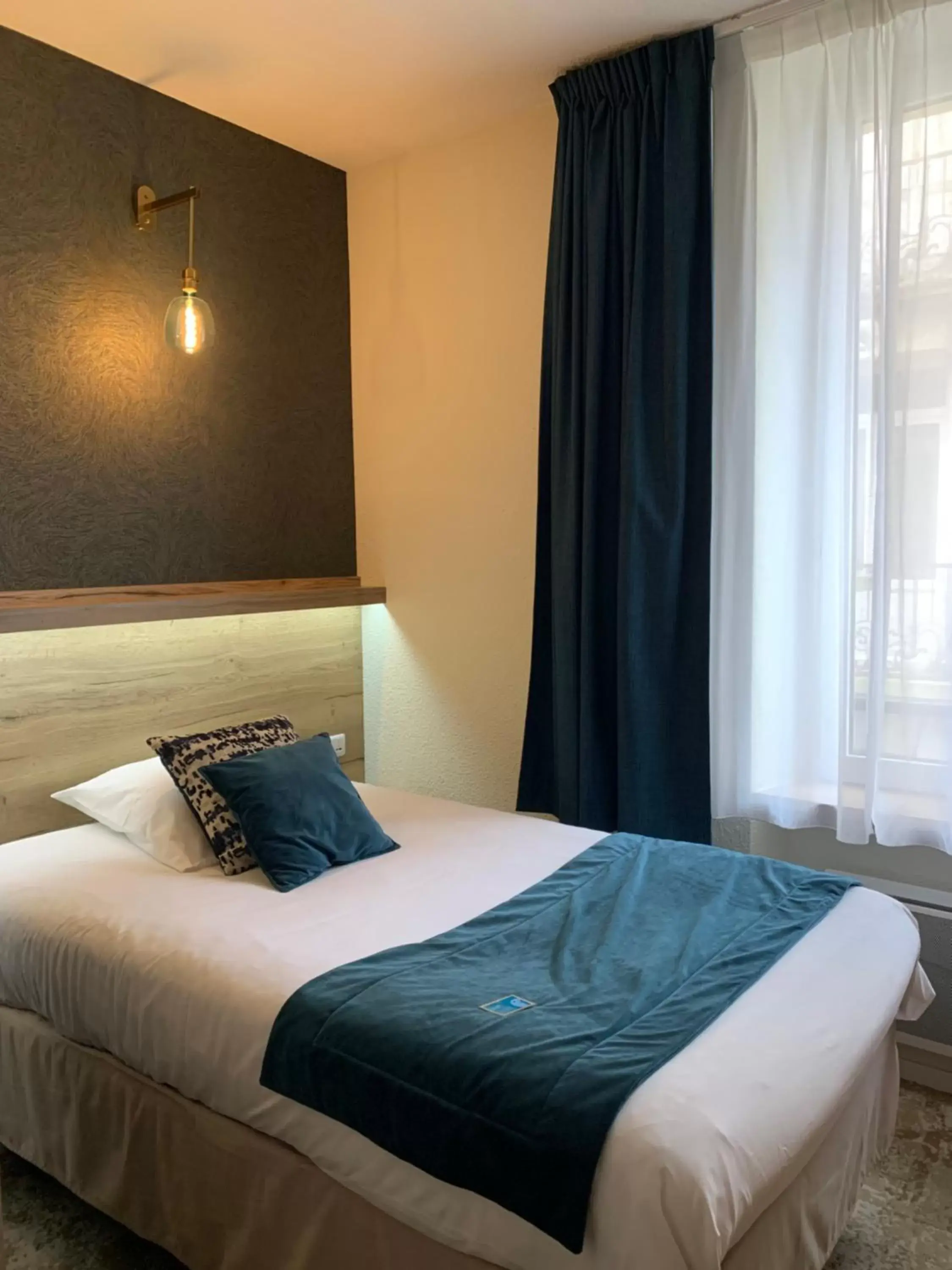 Bedroom, Bed in Ambassadeur Hotel - Cherbourg Port de Plaisance
