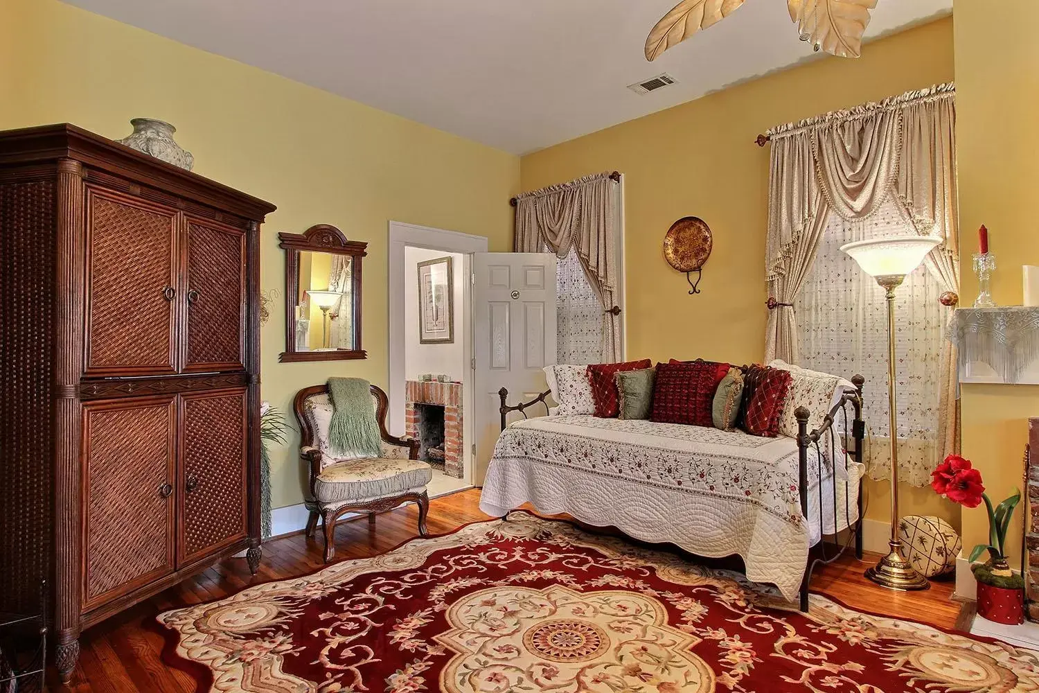 Seating area, Bed in Green Palm Inn Seating area, Bed in Green Palm Inn