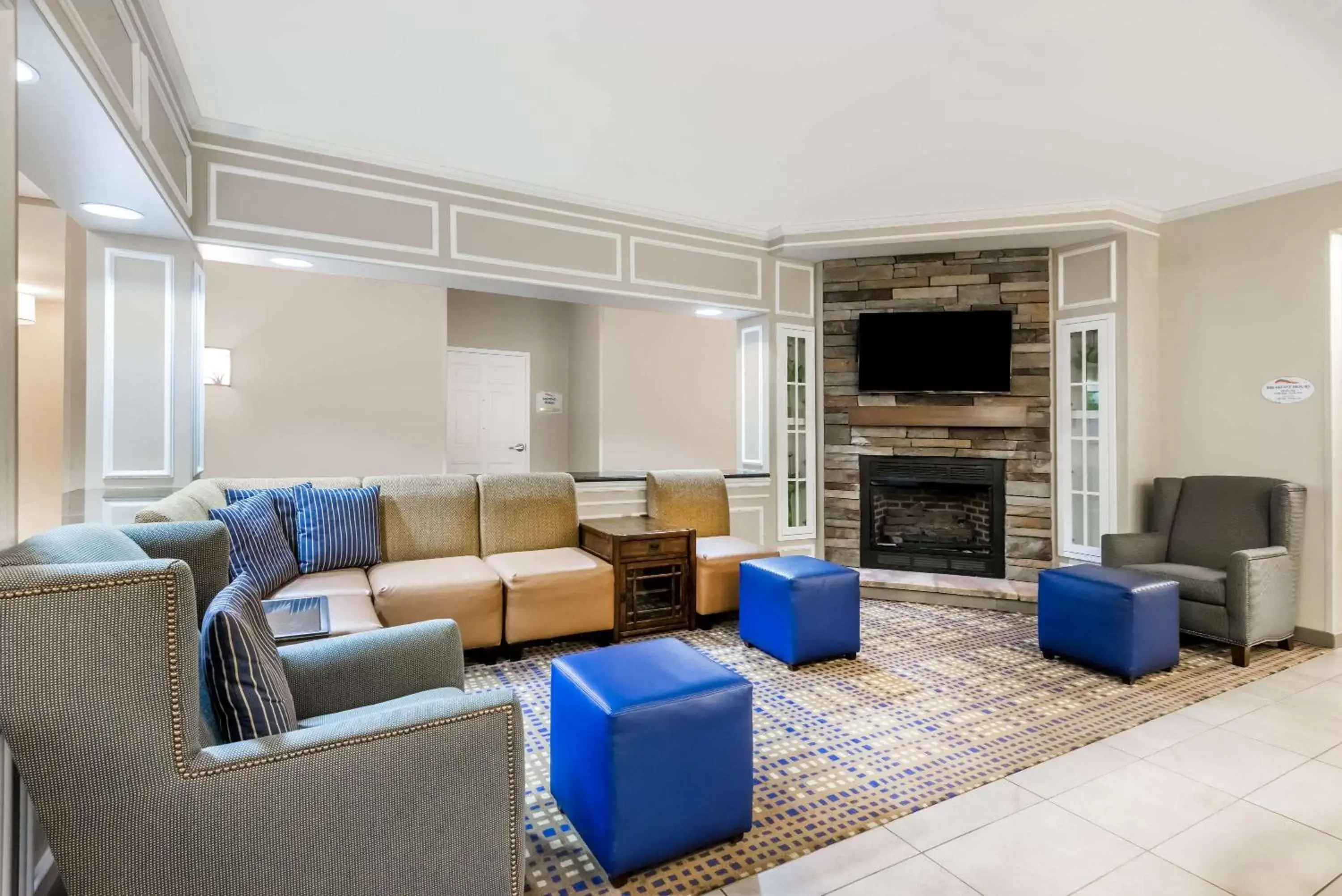 Lobby or reception, Seating Area in Baymont by Wyndham Erie