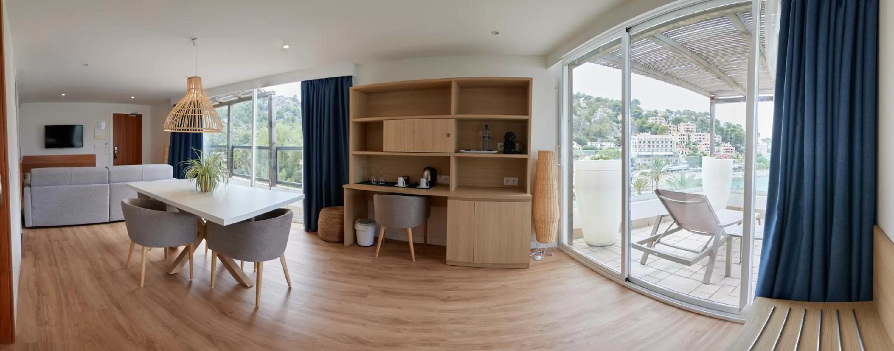 Photo of the whole room in Los Geranios