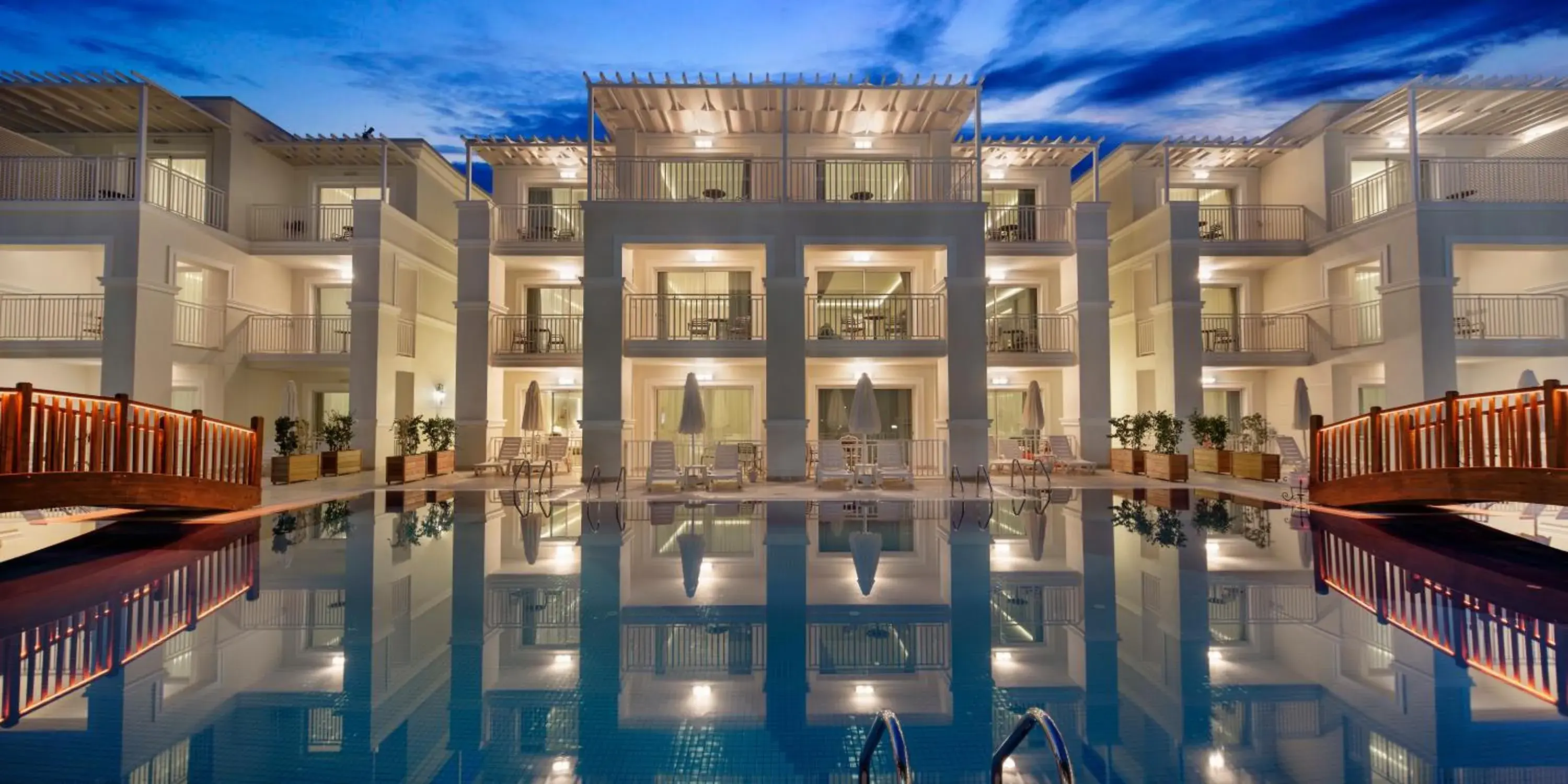 Photo of the whole room, Swimming Pool in Bellis Deluxe Hotel