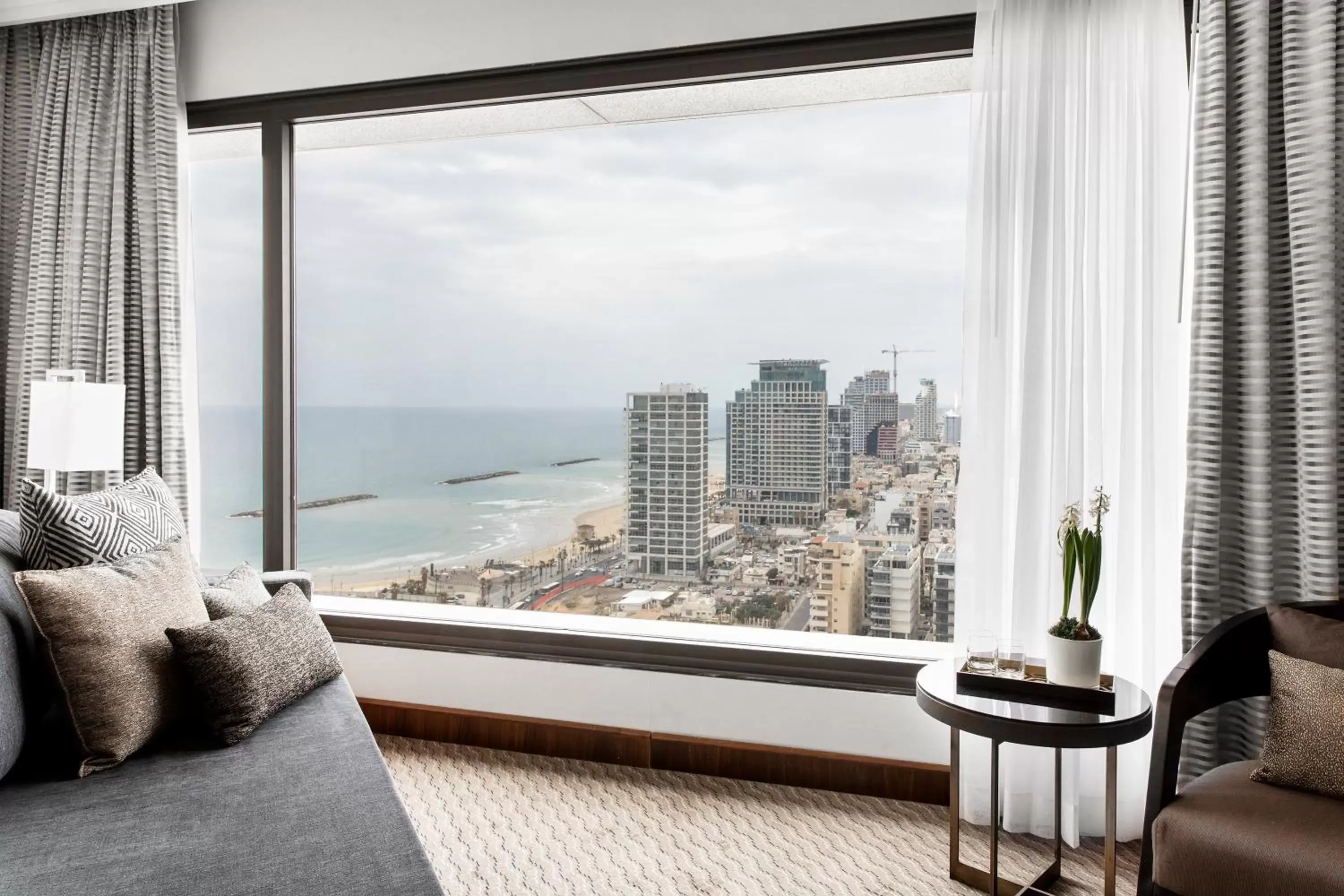 Seating area in David InterContinental Tel Aviv, an IHG Hotel