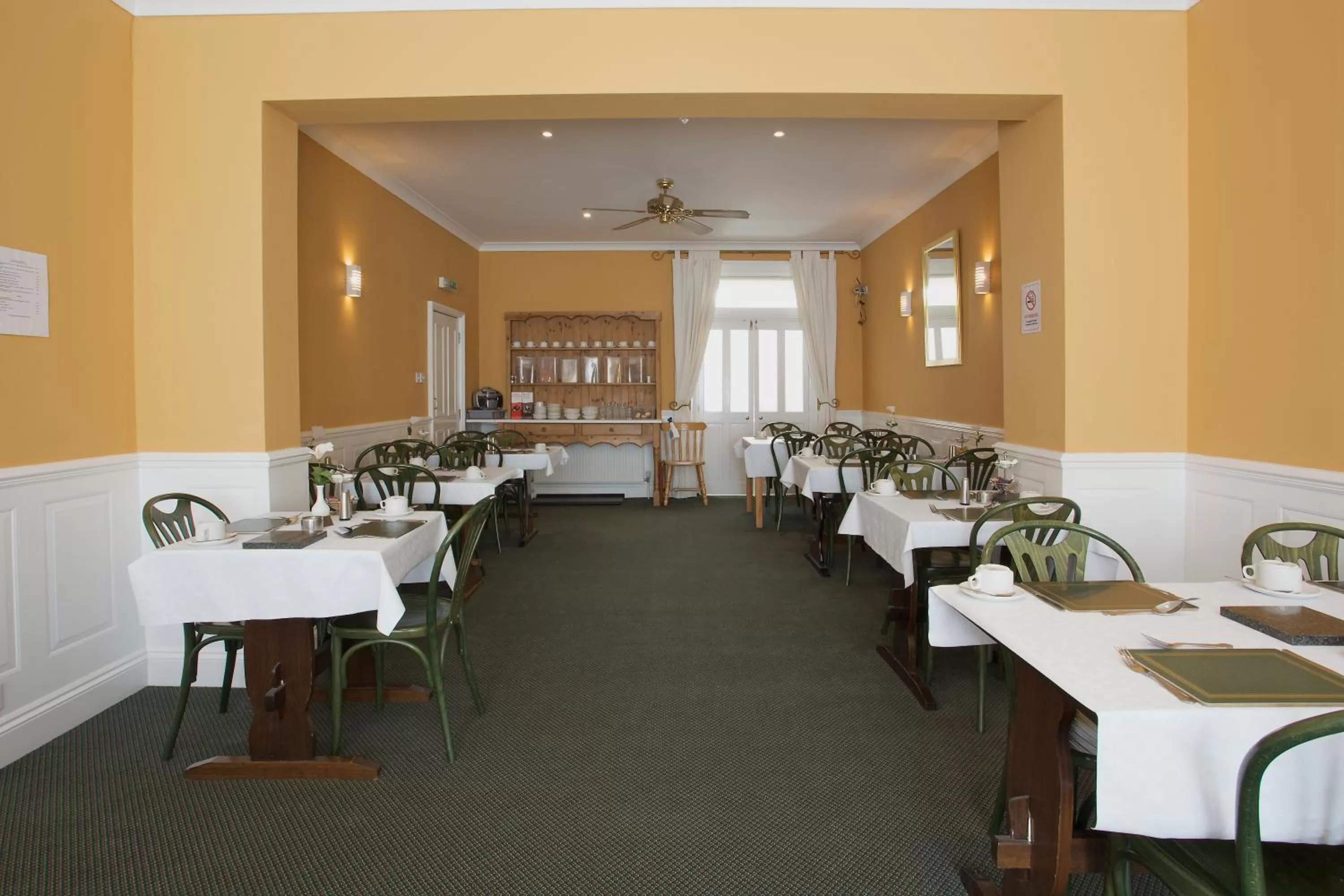 Restaurant/places to eat in All Seasons Lodge Hotel