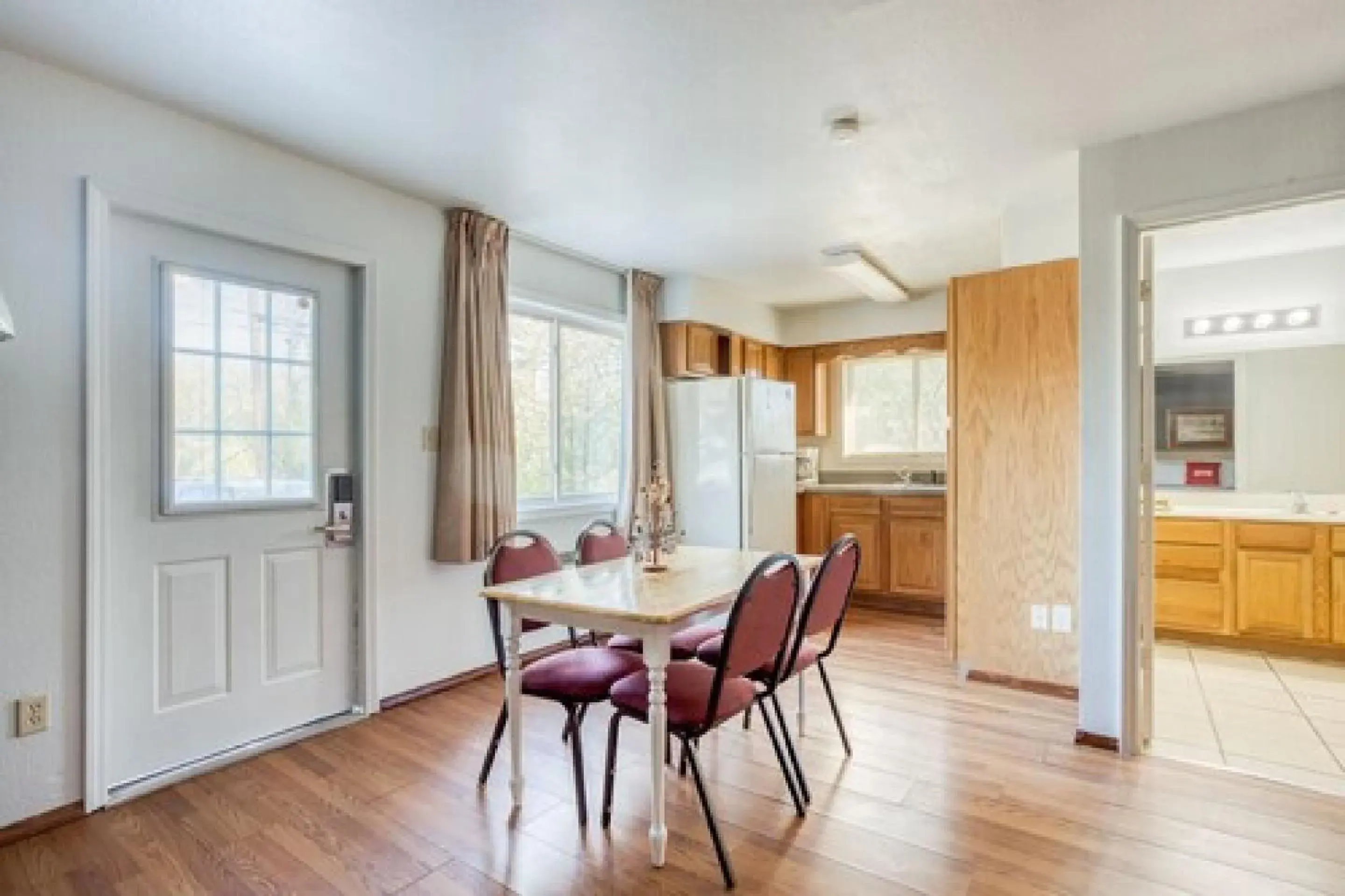 Kitchen or kitchenette, Dining Area in OYO Hotel Heber Springs Lakeside