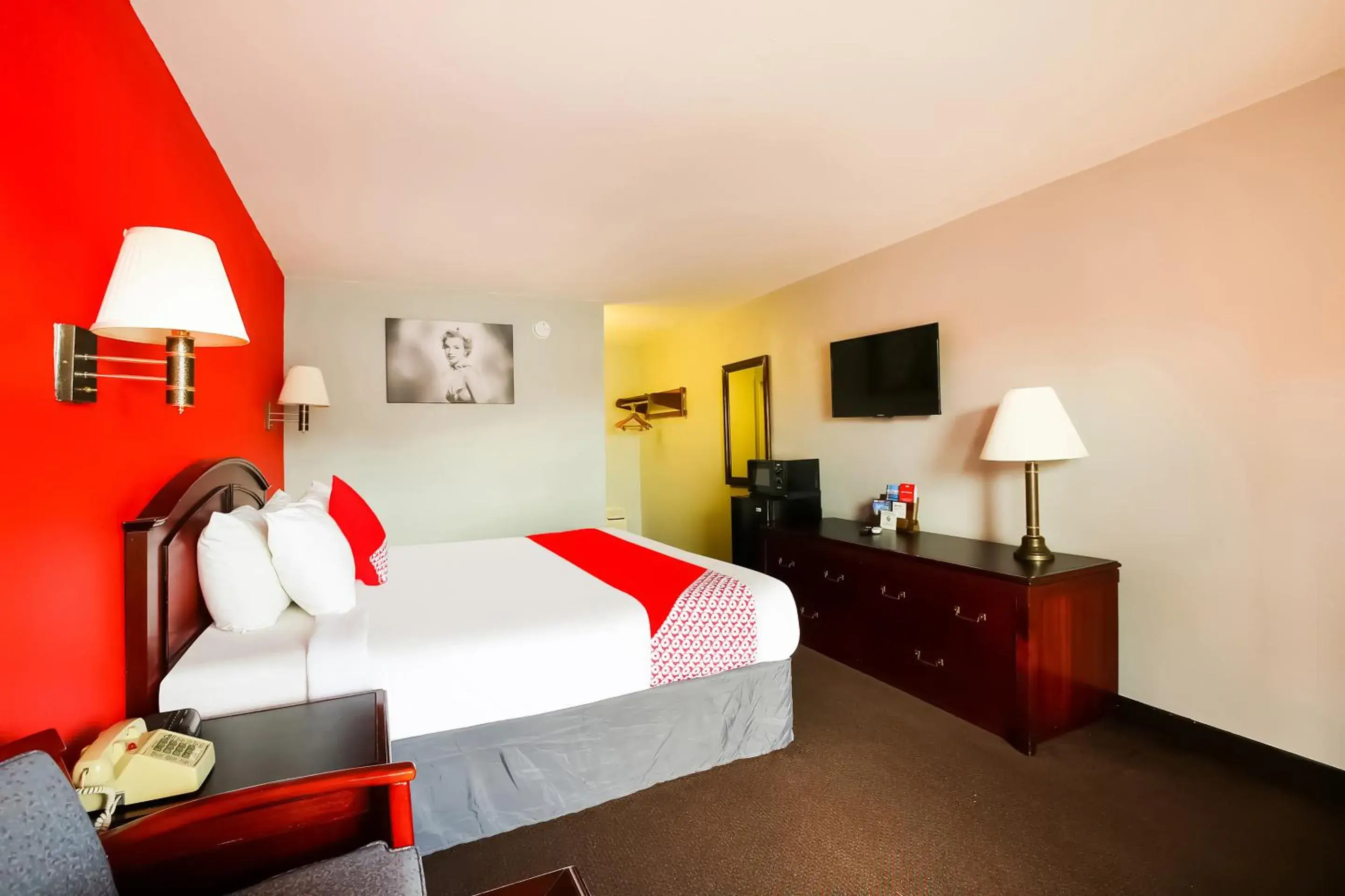 TV and multimedia, Bed in OYO Hotel Texarkana North Heights AR Hwy I-30