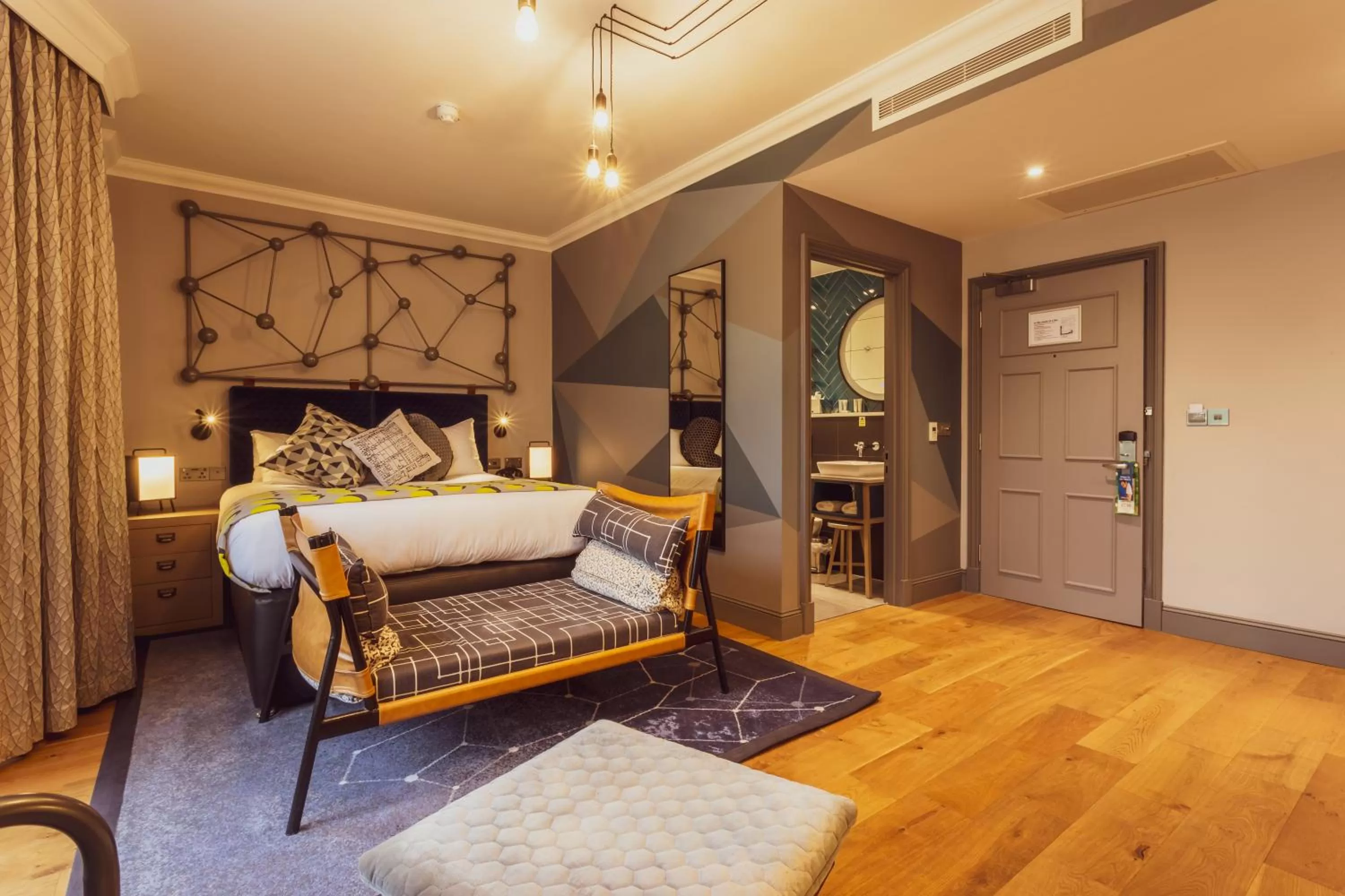 Photo of the whole room, Bed in The Gardens Hotel