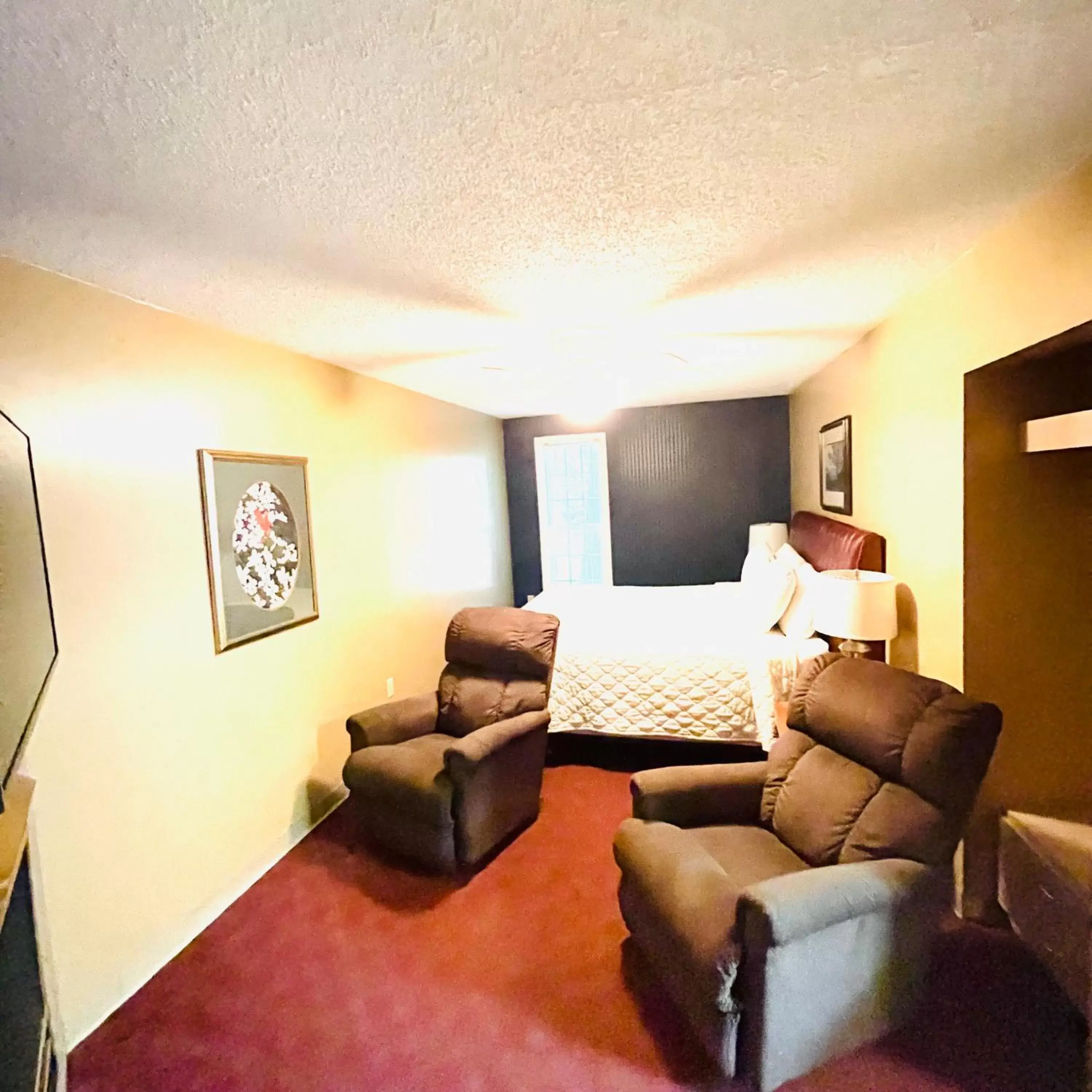 Photo of the whole room, Seating Area in Carr's Northside Hotel and Cottages