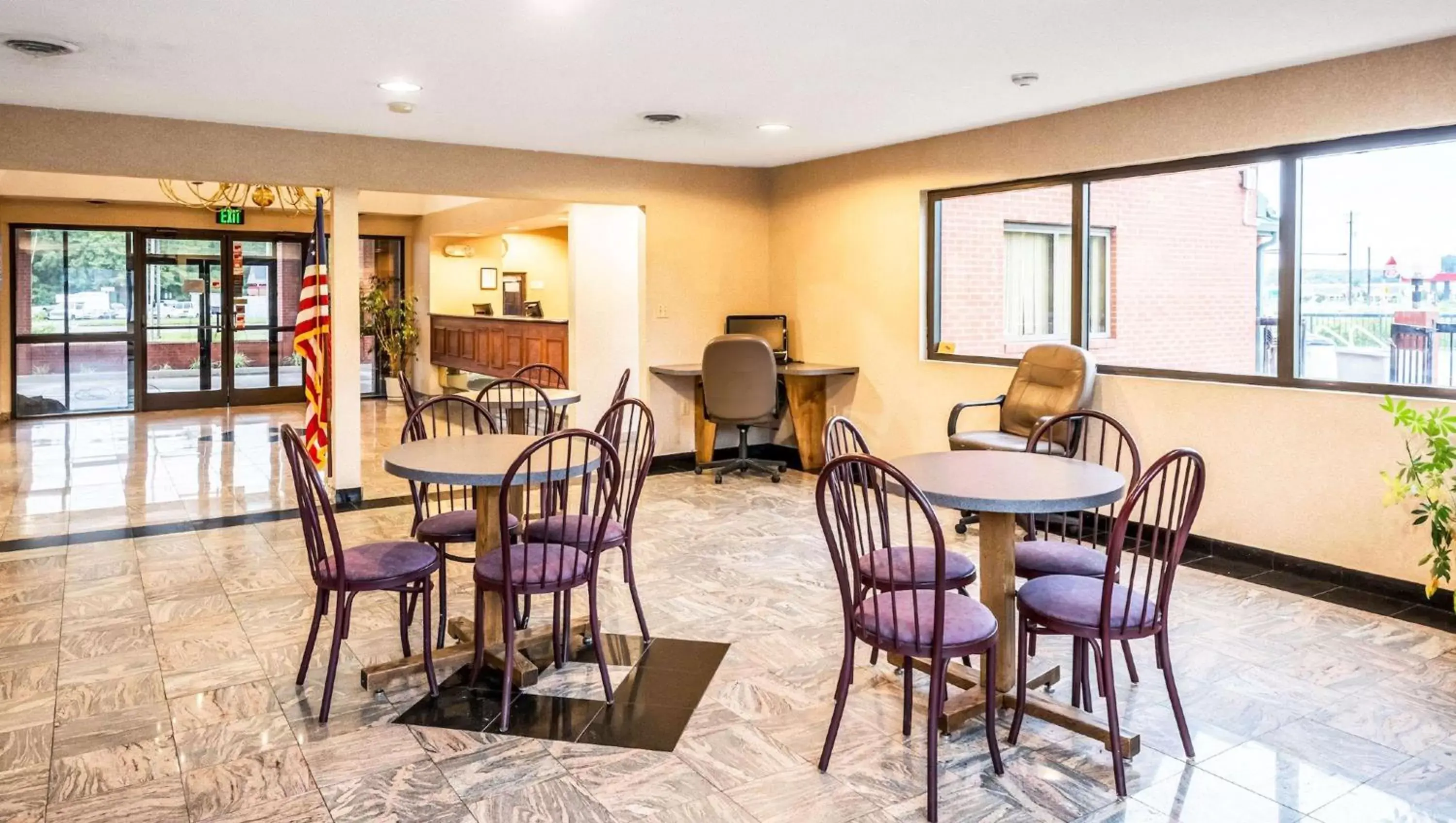 Lobby or reception, Restaurant/Places to Eat in Studios and Suites 4 Less Emporia