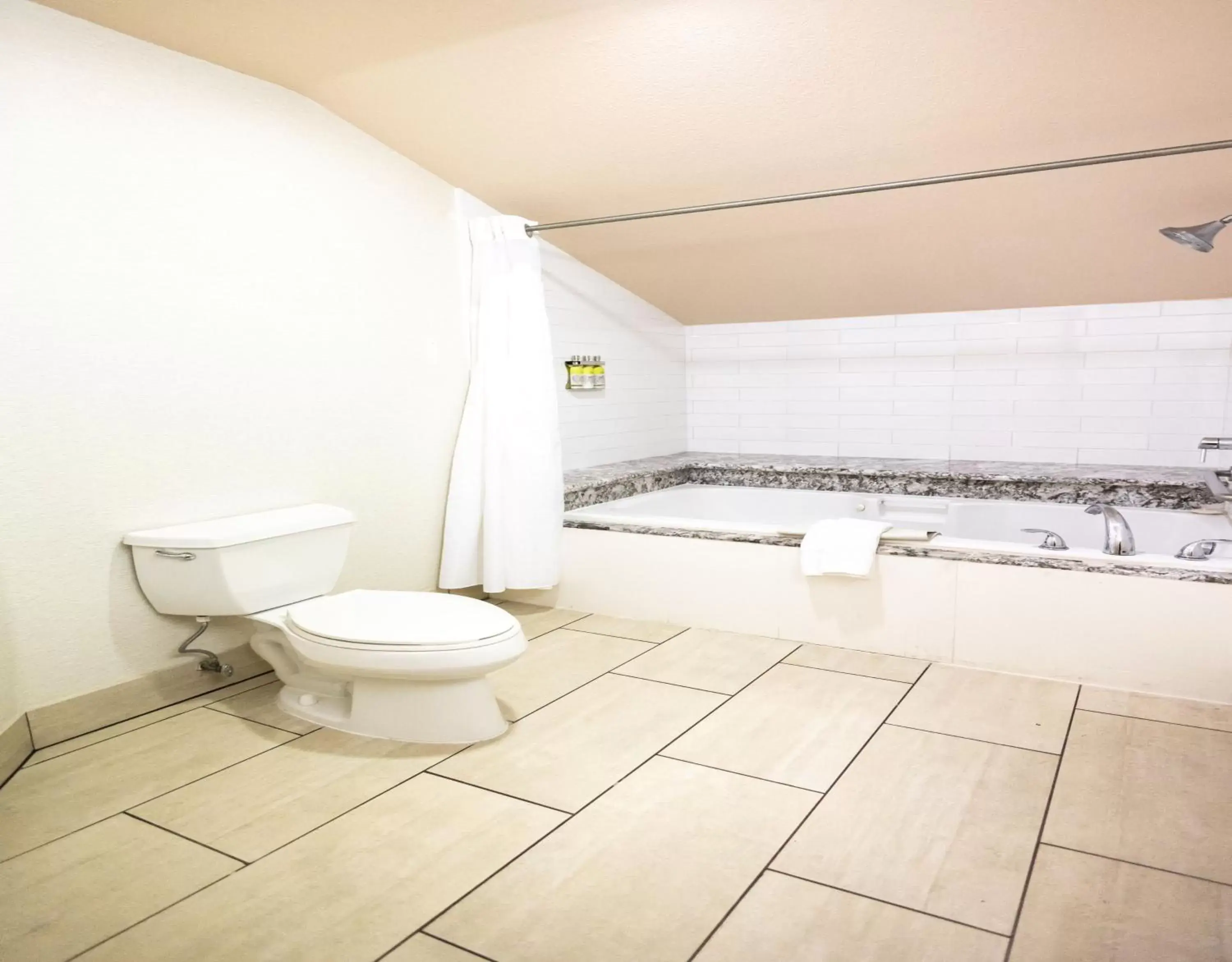 Spa and wellness centre/facilities, Bathroom in Holiday Inn Express Berkeley, an IHG Hotel
