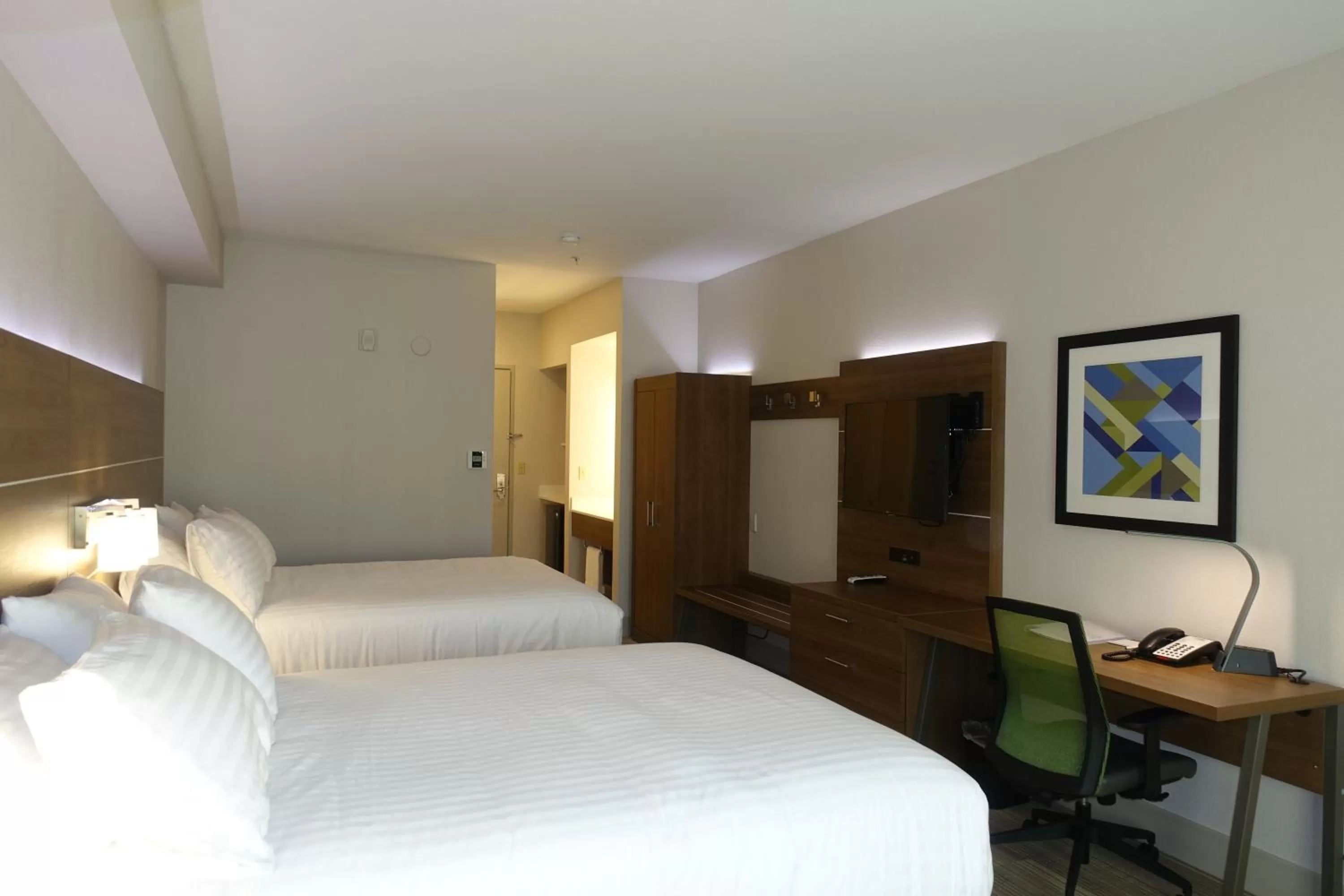 Photo of the whole room, Bed in Holiday Inn Express & Suites Brentwood