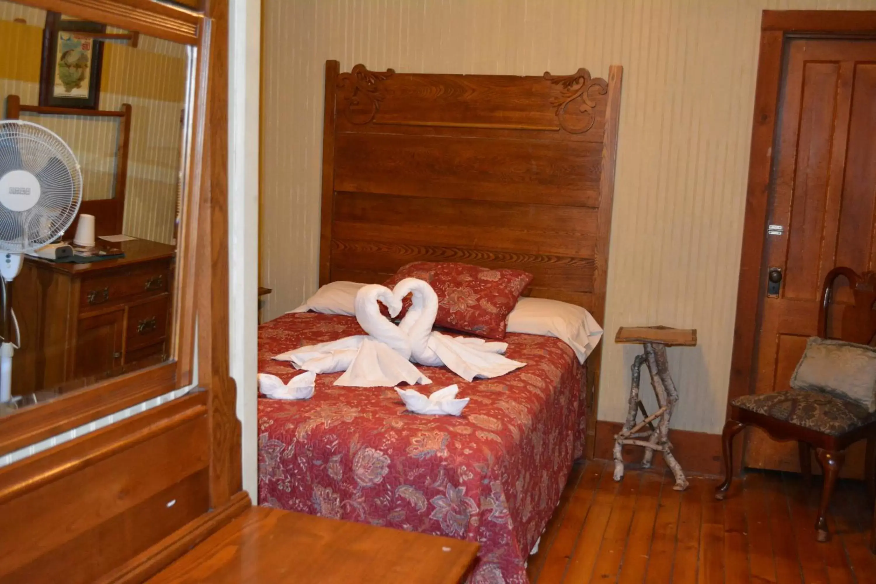 Photo of the whole room, Bed in The Woods Inn