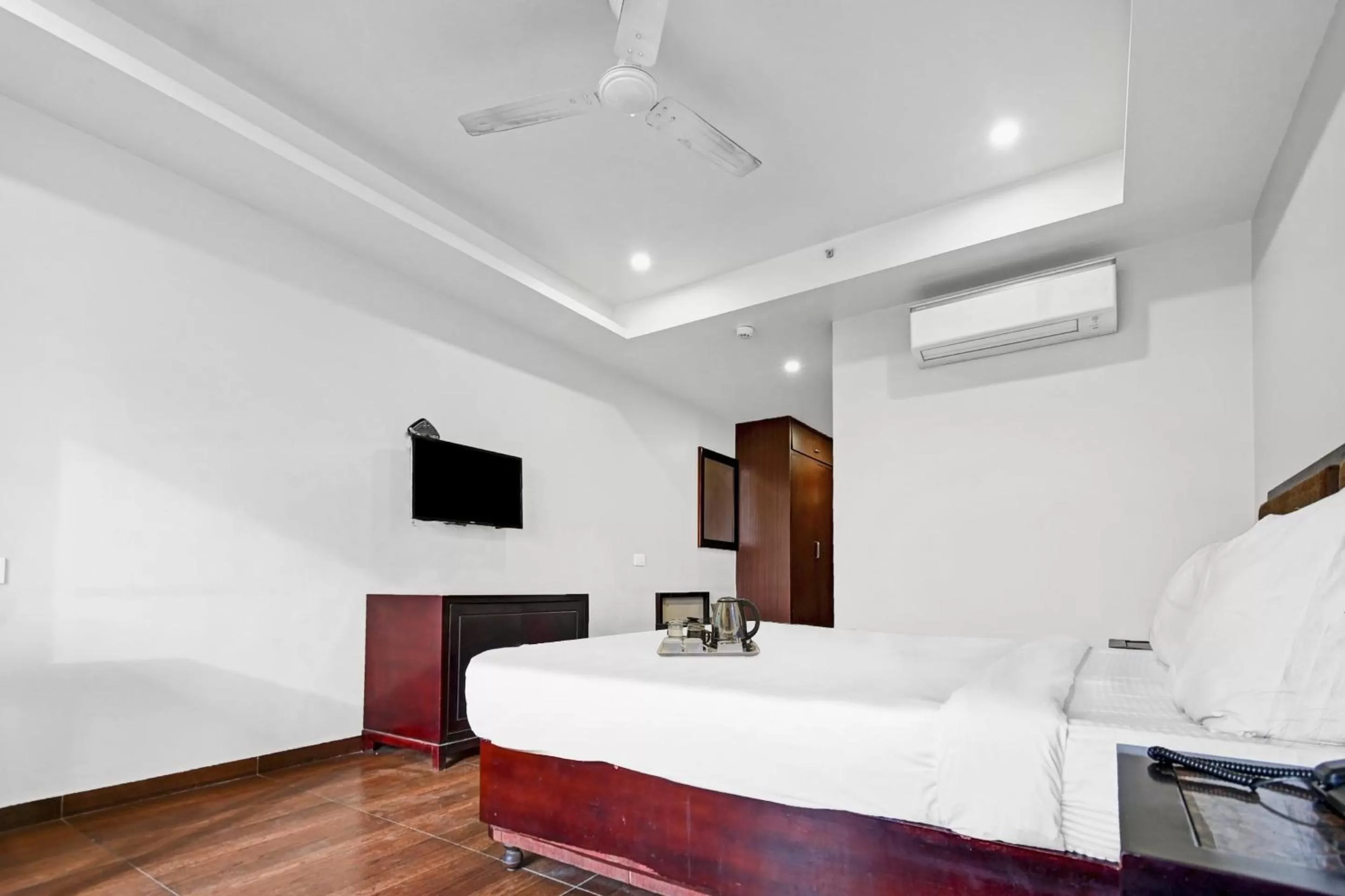 Bedroom in Super OYO Townhouse 132 Hotel The Grand