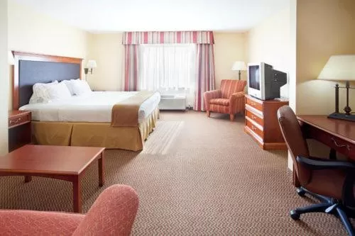 Photo of the whole room, Bed in Holiday Inn Express & Suites - Laredo-Event Center Area by IHG