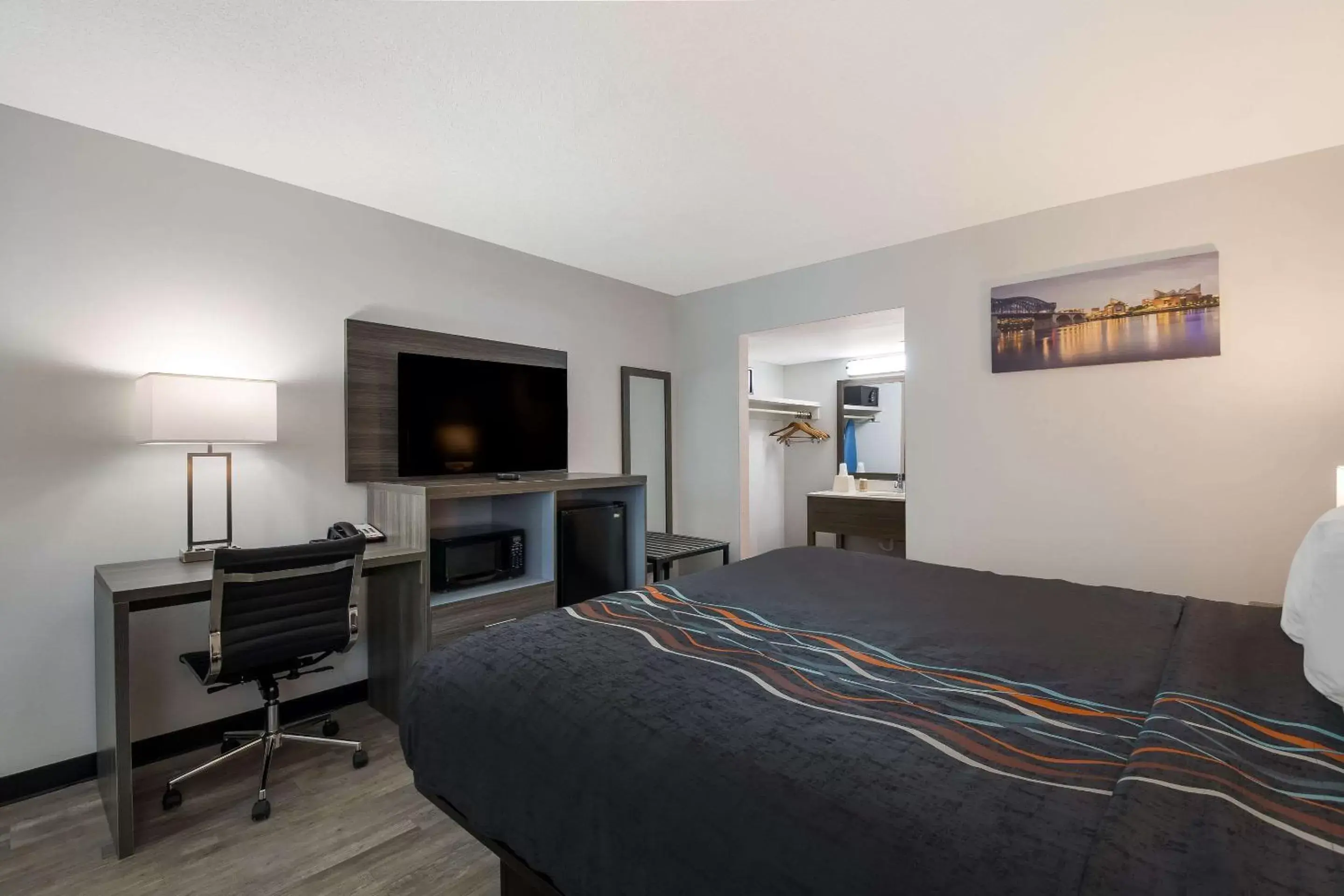 Bedroom, TV/Entertainment Center in Rodeway Inn