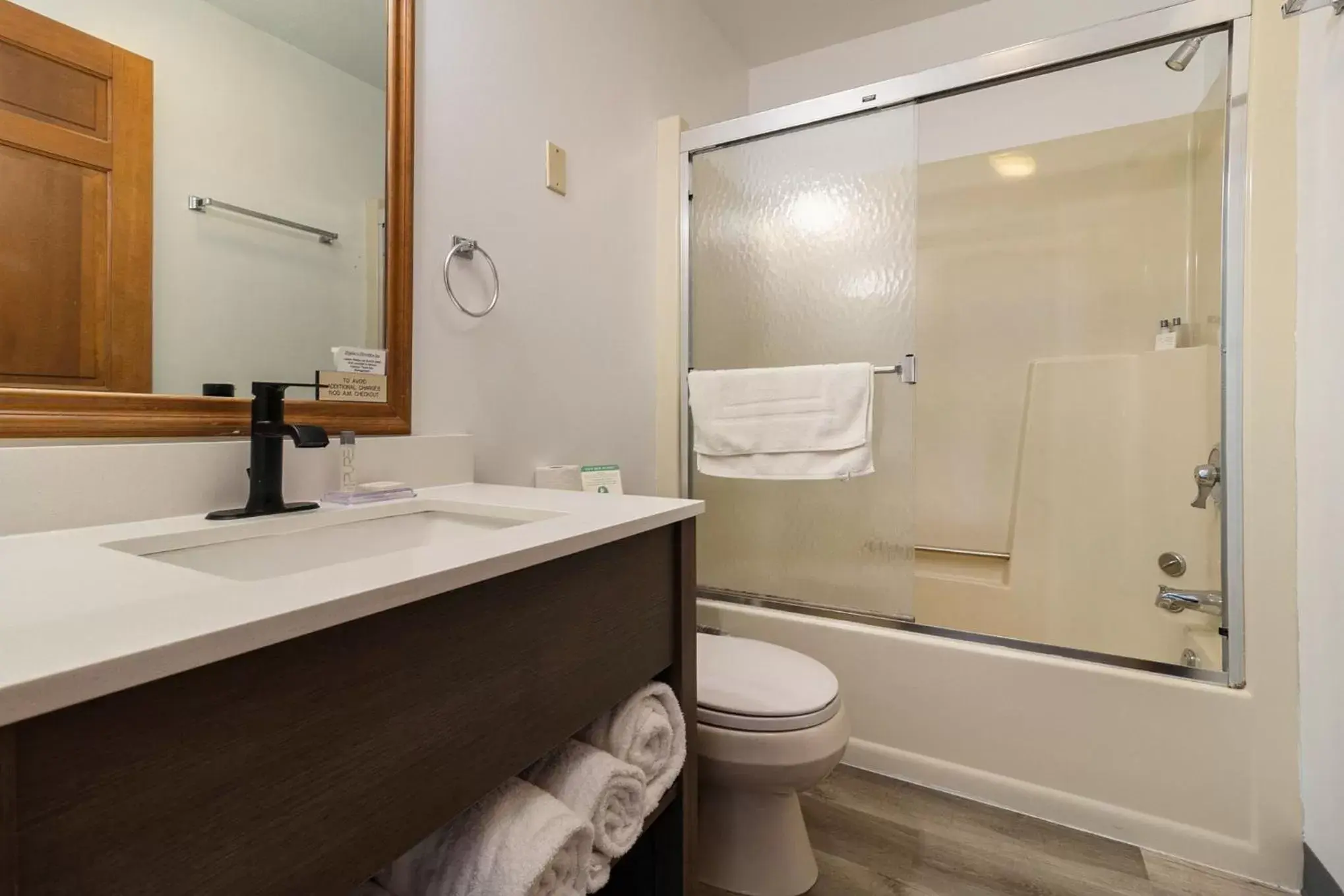 Bath, Bathroom in Snyders Shoreline Inn