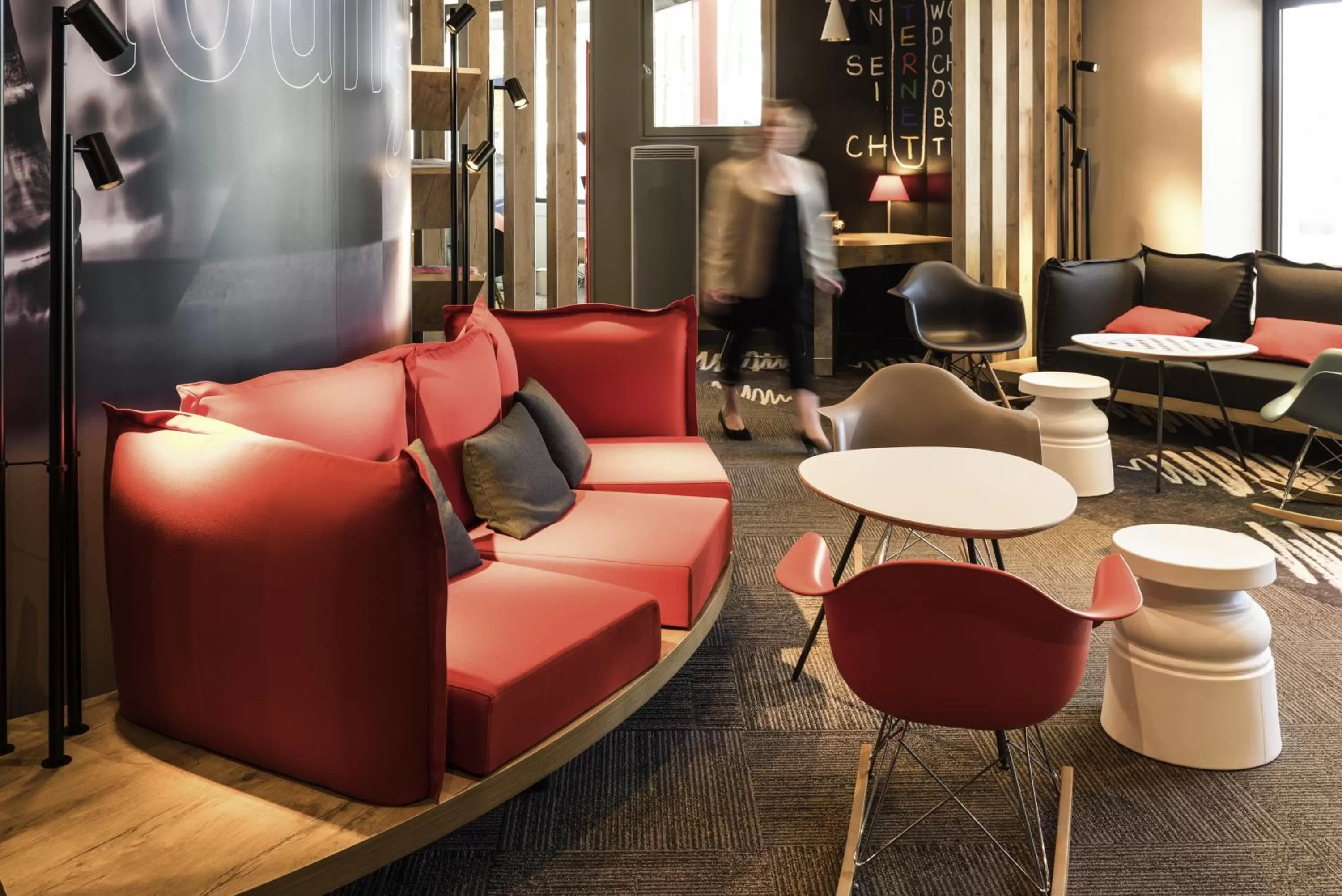 Communal lounge/ TV room in ibis Angers Centre Chateau