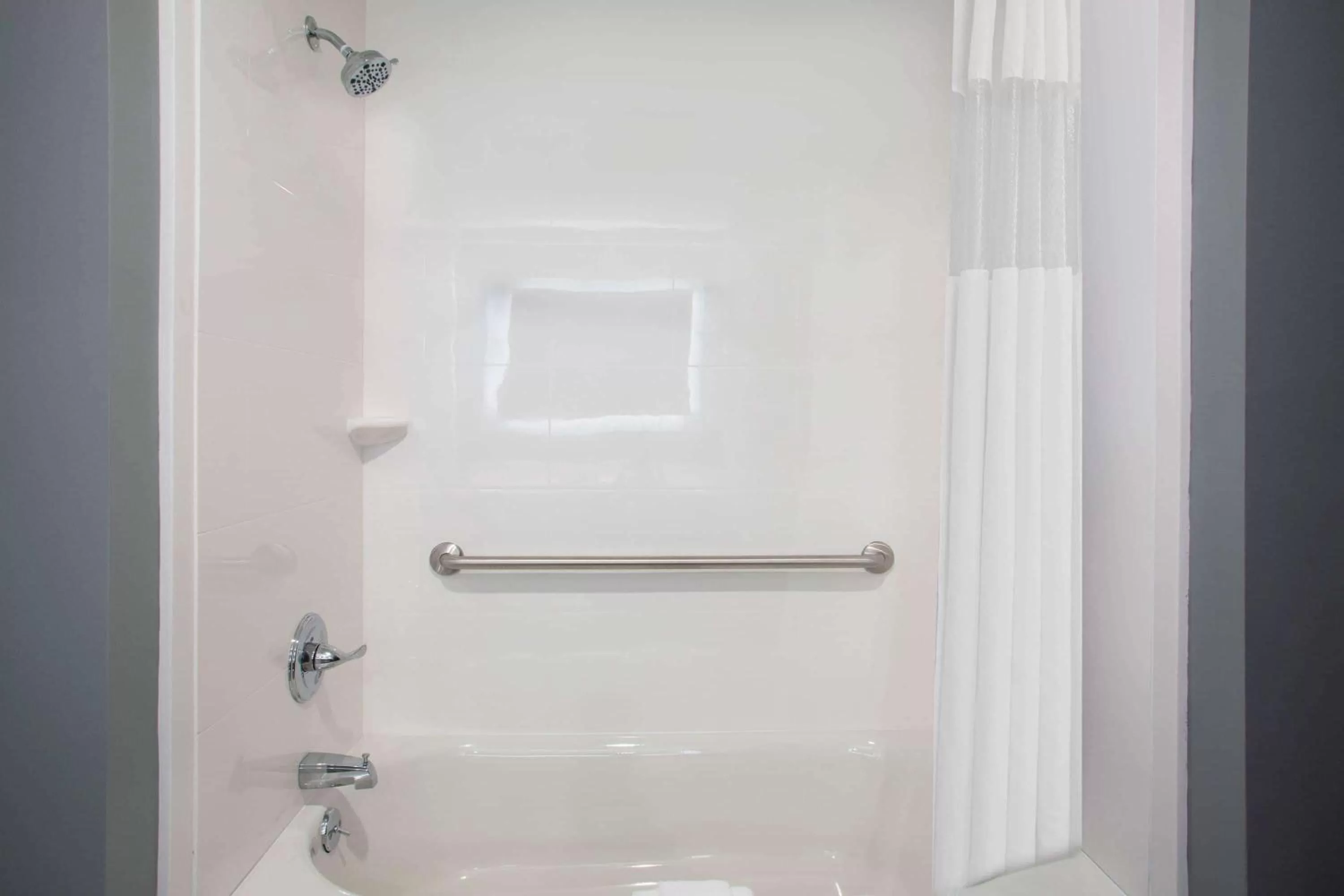 Bathroom in La Quinta Inn & Suites by Wyndham Oxford