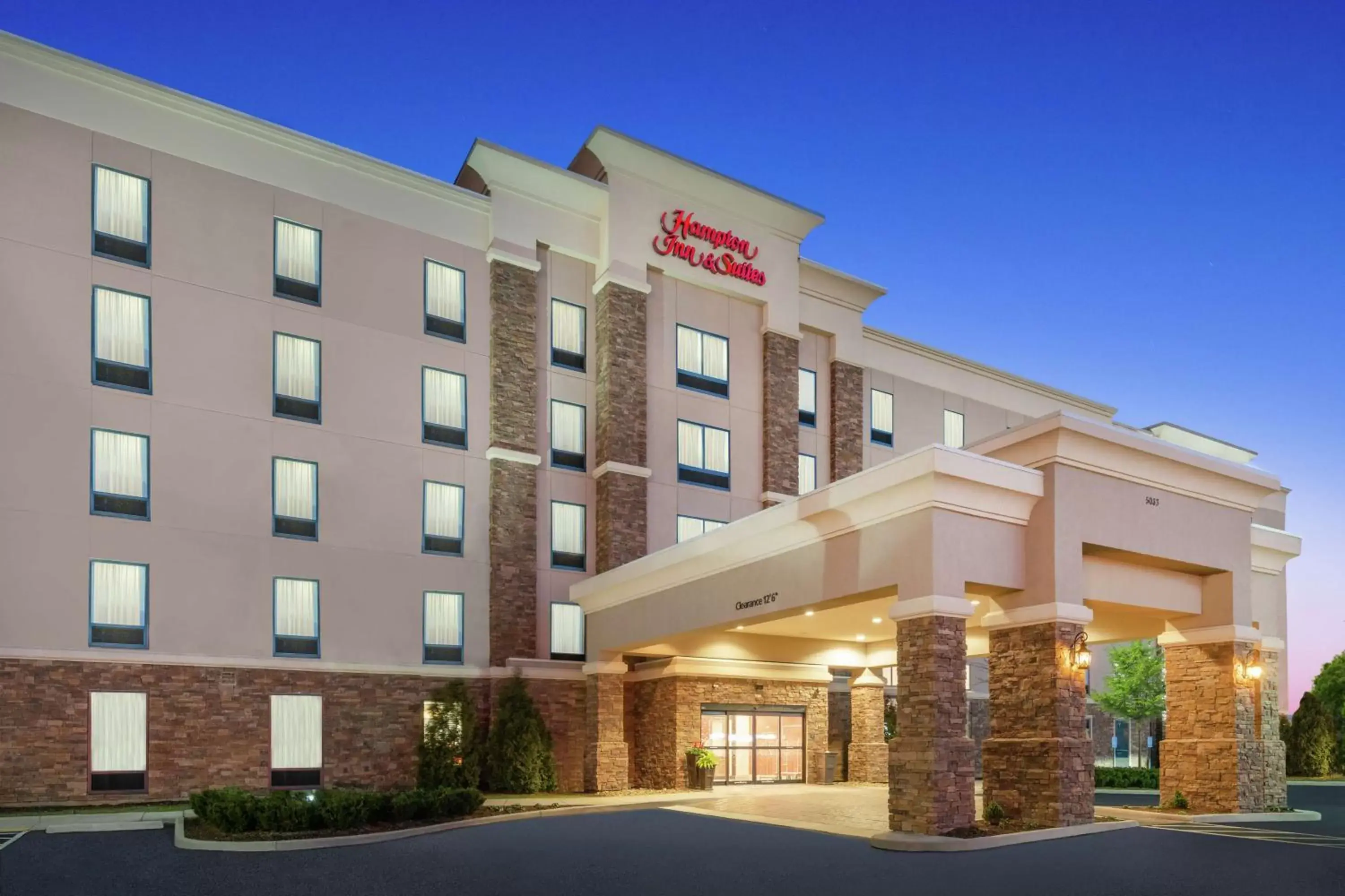 Property Building in Hampton Inn and Suites Roanoke Airport/Valley View Mall