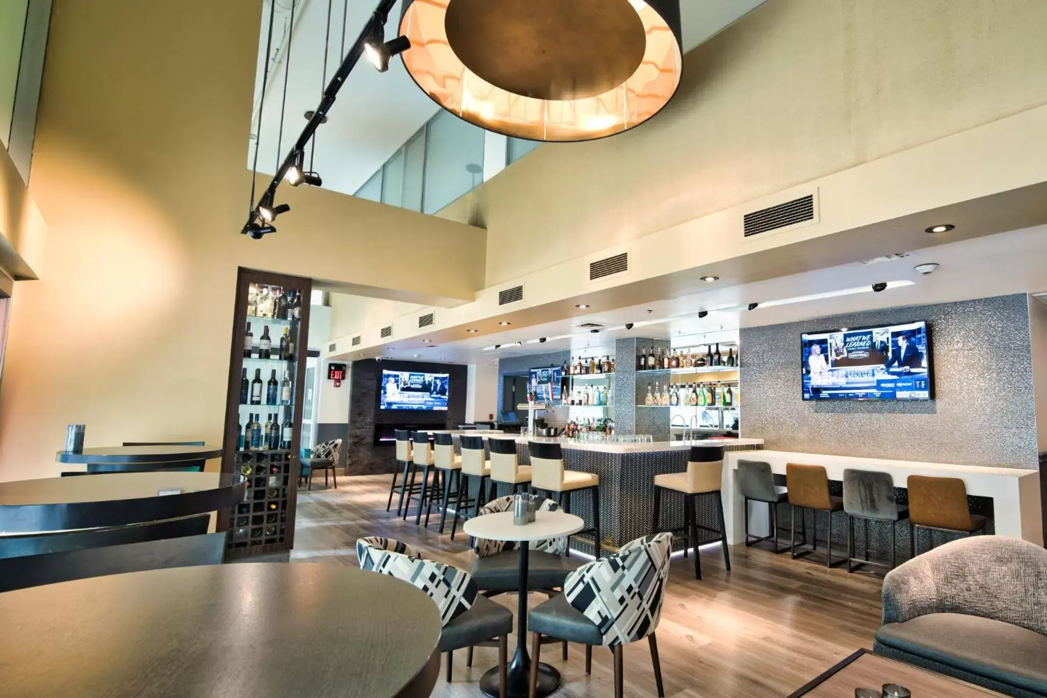 Lounge or bar, Restaurant/Places to Eat in Holiday Inn Toronto Downtown Centre, an IHG Hotel