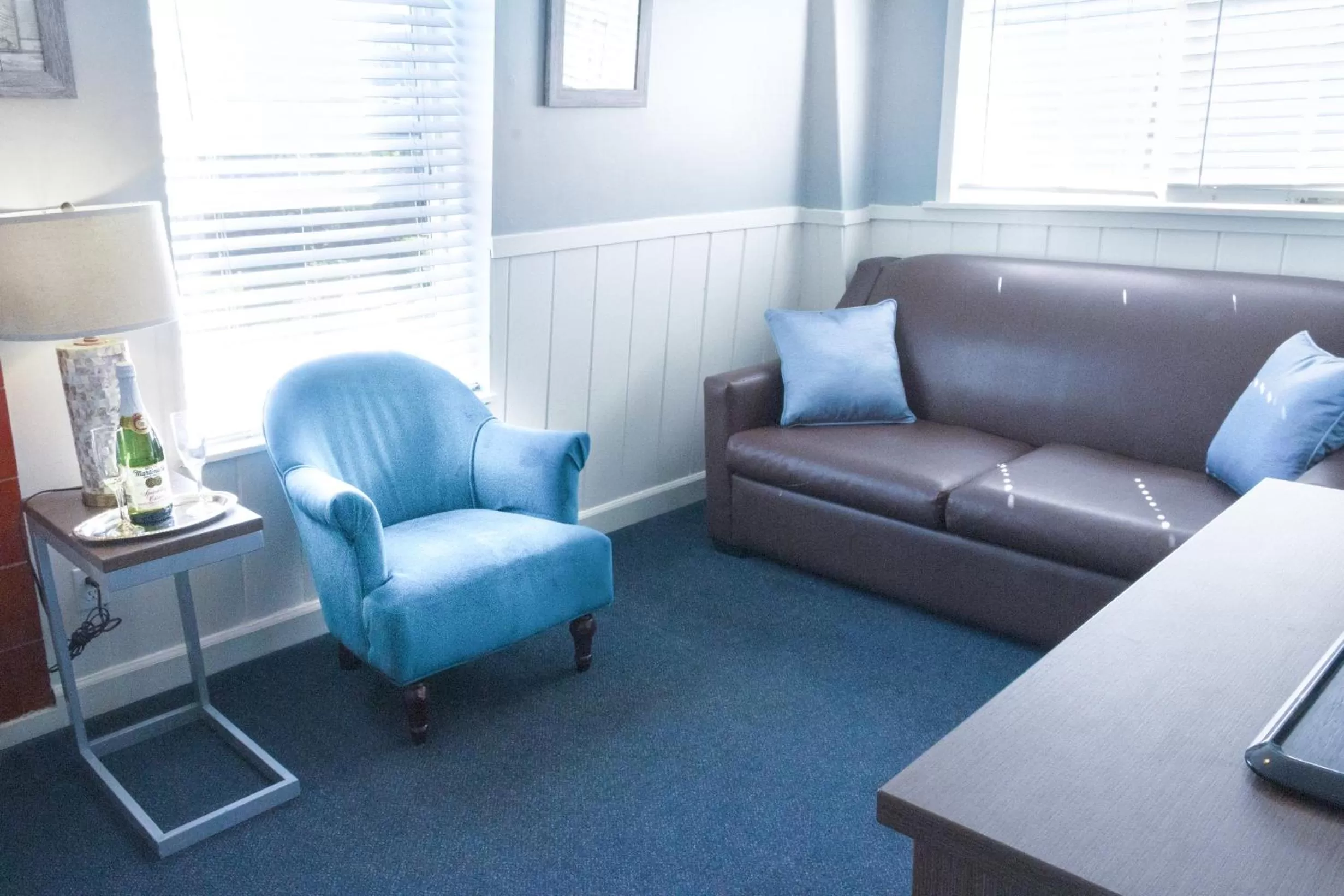 Living room in Ocean Echo Inn & Beach Cottages