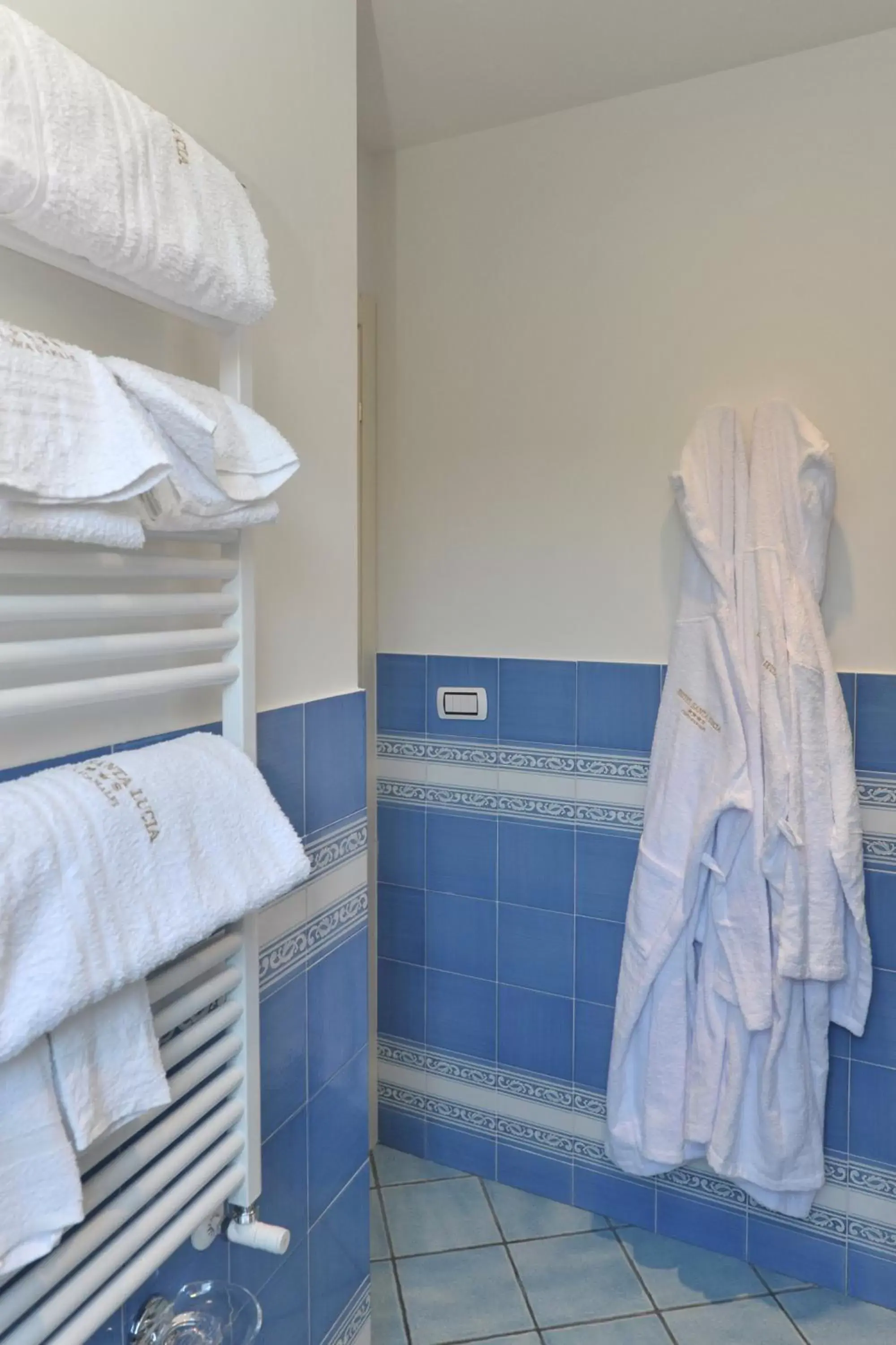 Bathroom, Bunk Bed in Hotel Santa Lucia