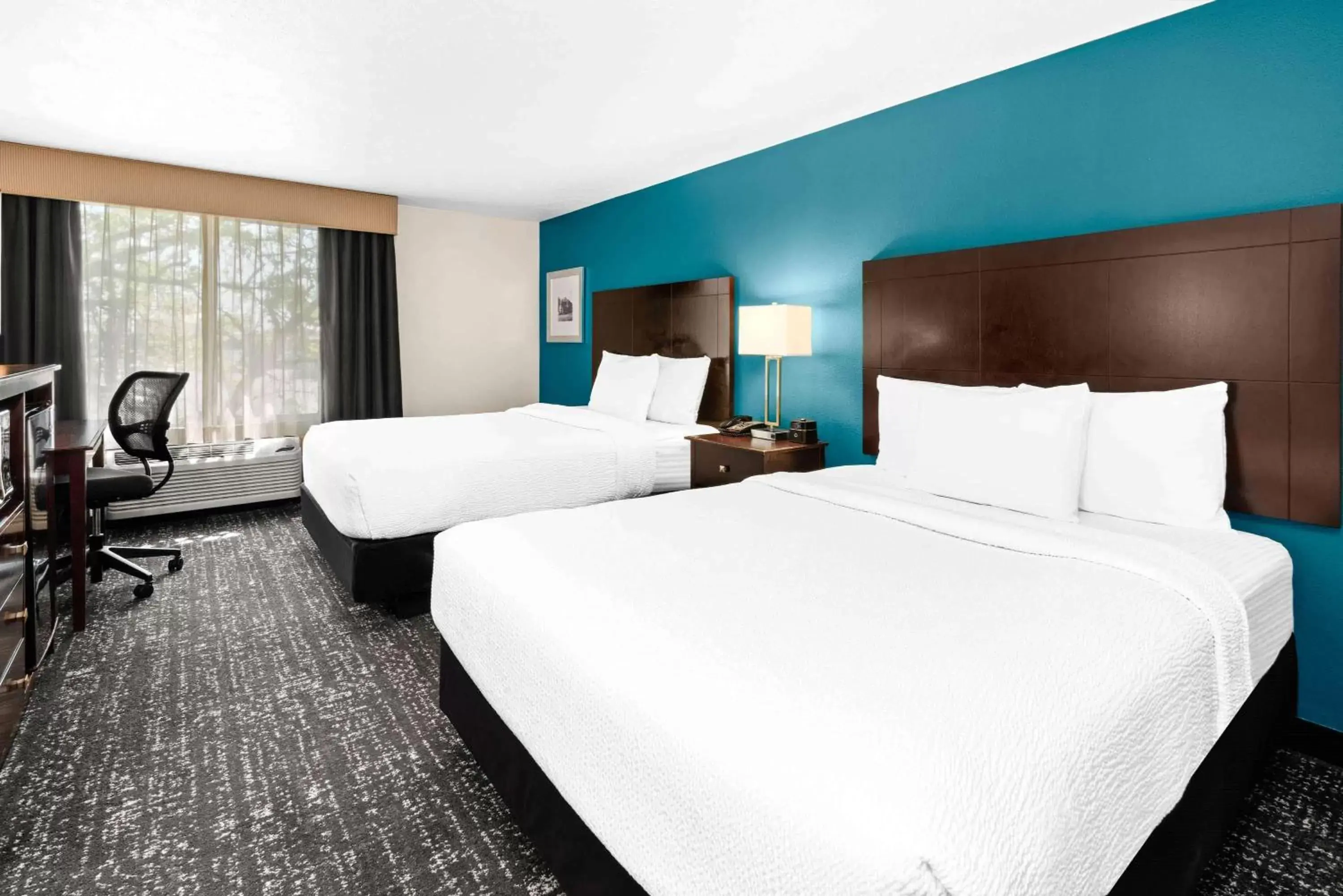 Photo of the whole room, Bed in La Quinta by Wyndham Portland NW Photo of the whole room, Bed in La Quinta by Wyndham Portland NW