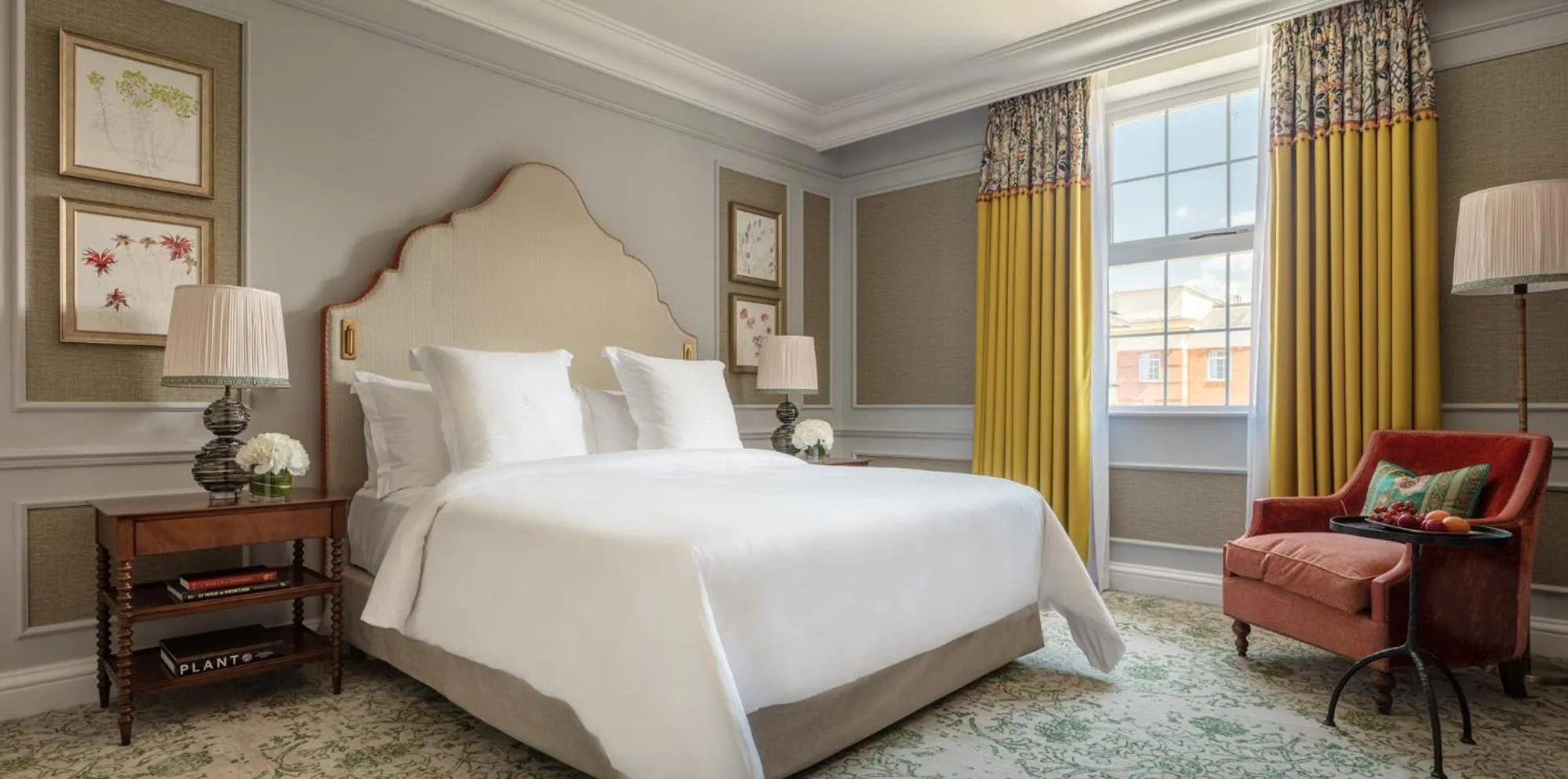 Bed in Four Seasons Hotel Hampshire