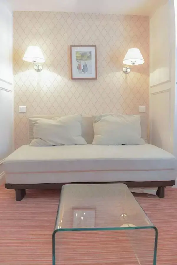Seating area, Bed in Gradlon