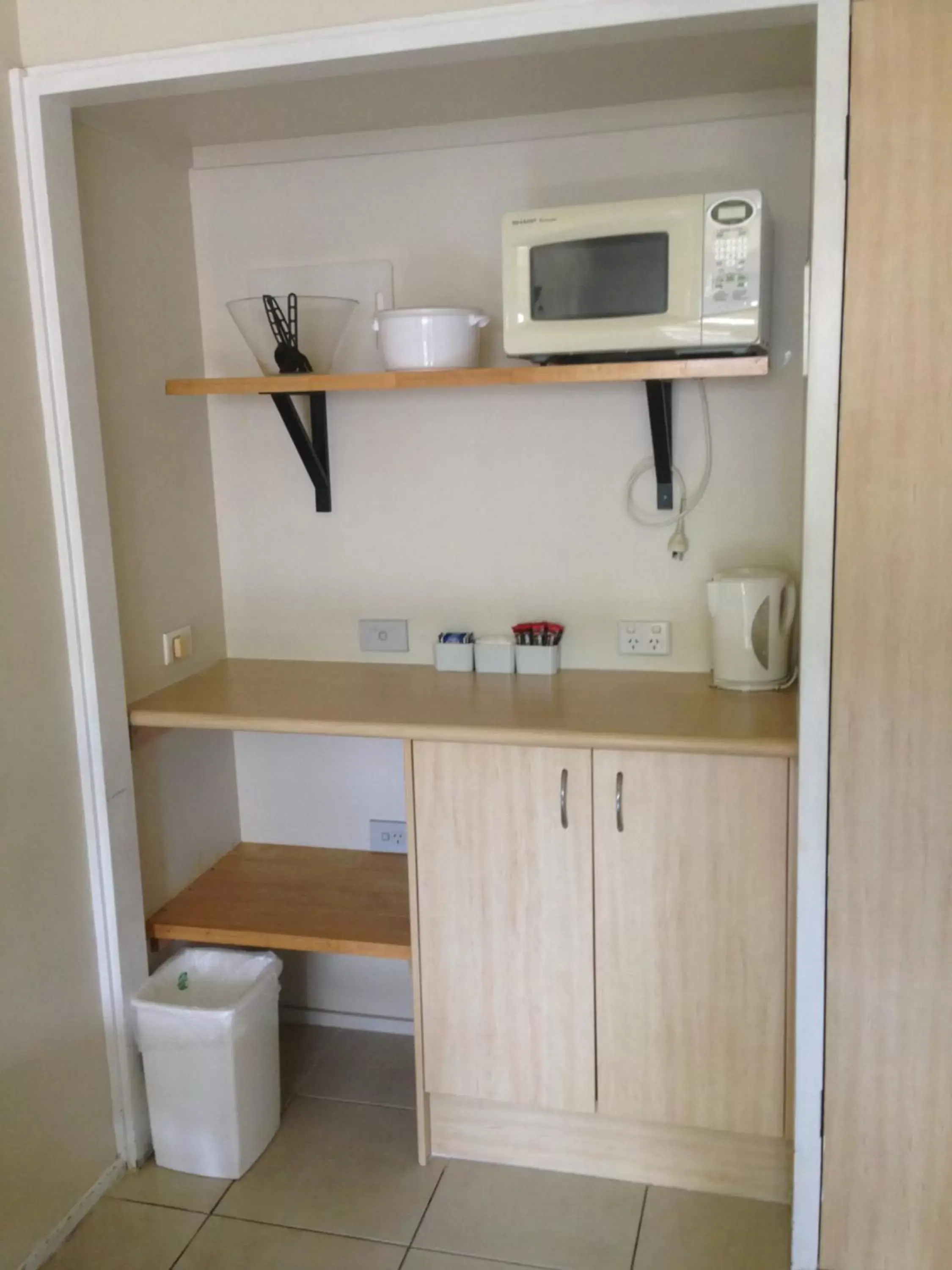 Kitchen/Kitchenette in Ocean Shores Motel