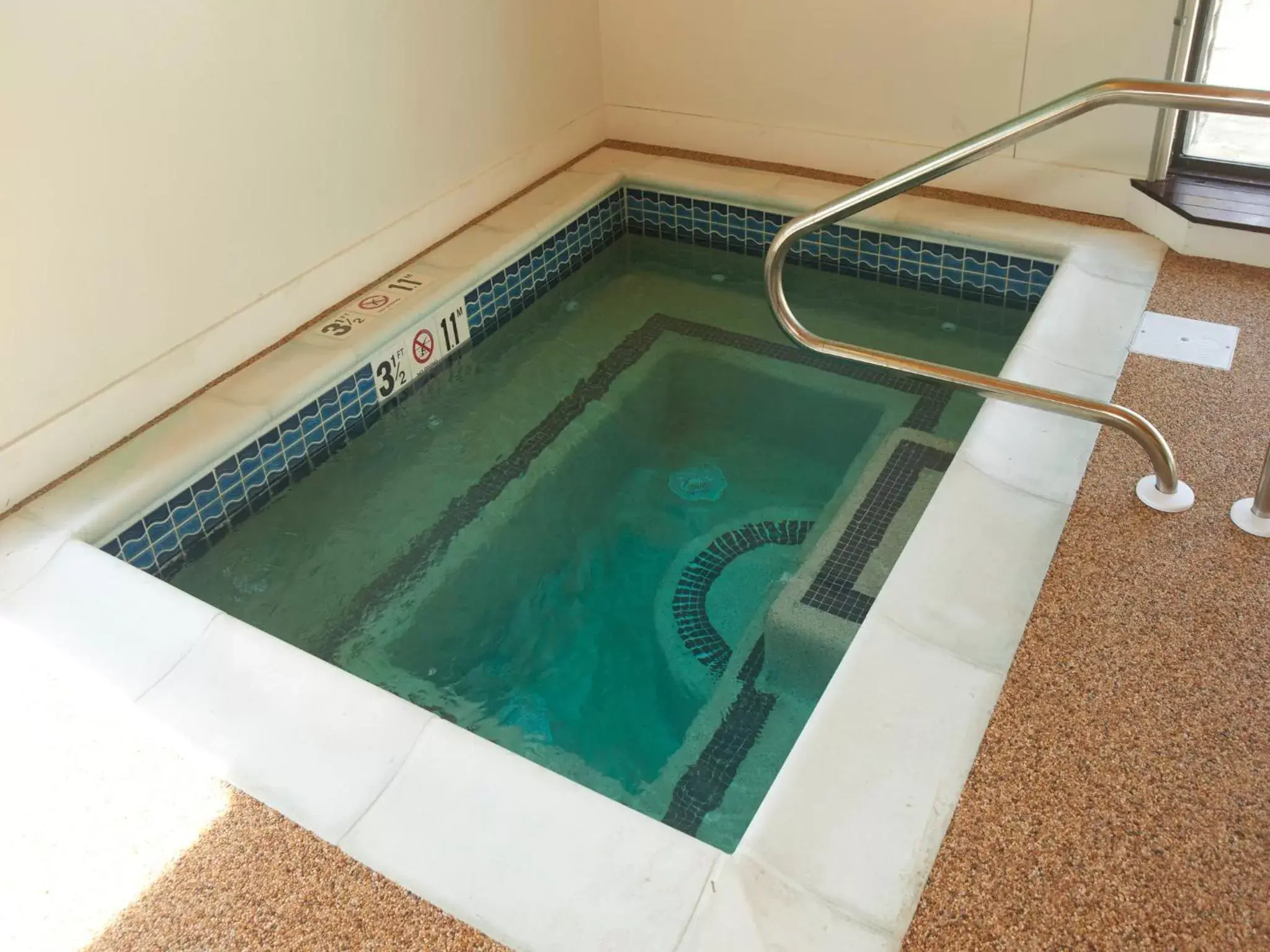 Hot Tub, Swimming Pool in Falmouth Inn
