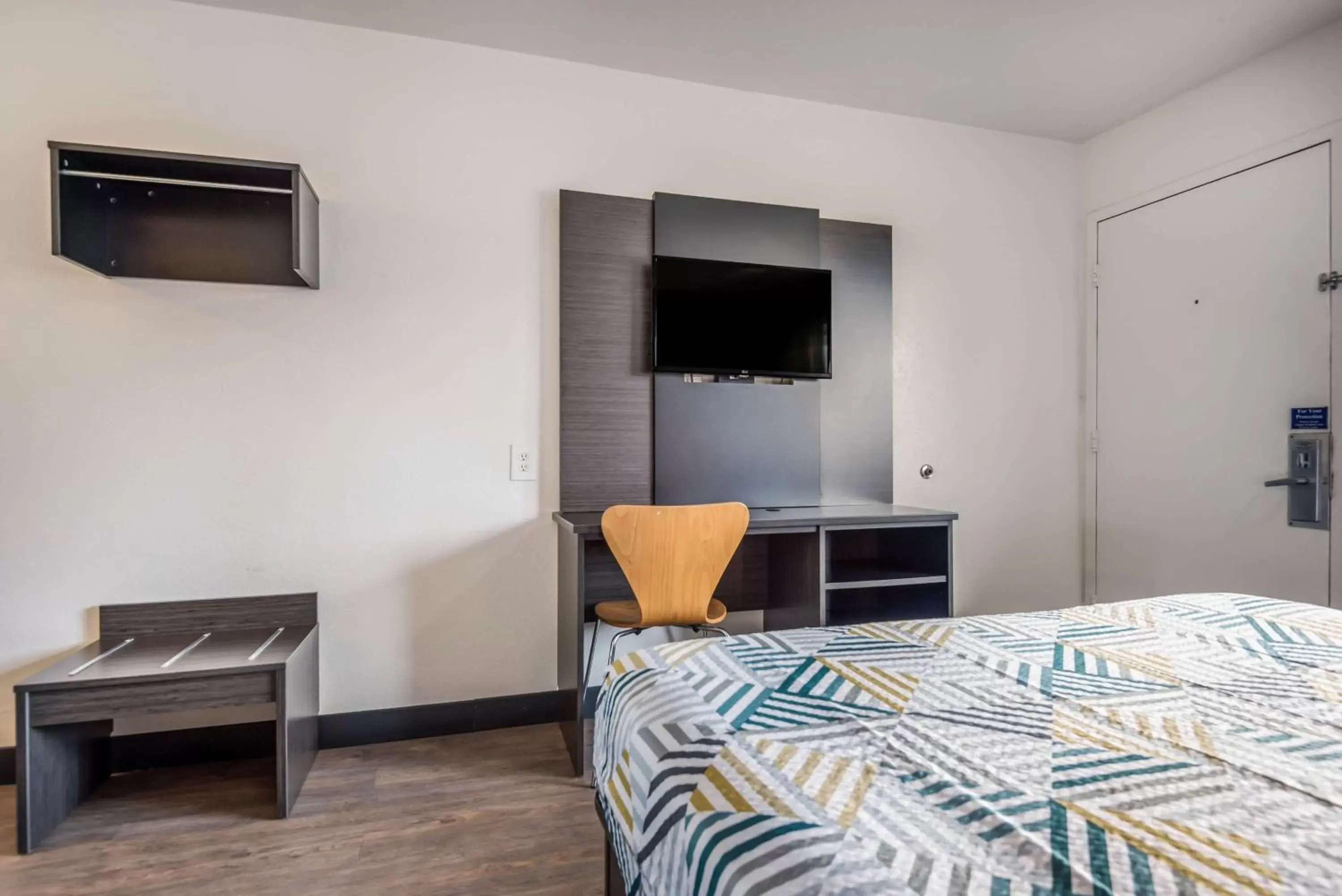 Photo of the whole room, Bed in Motel 6-College Station, TX - Bryan Photo of the whole room, Bed in Motel 6-College Station, TX - Bryan