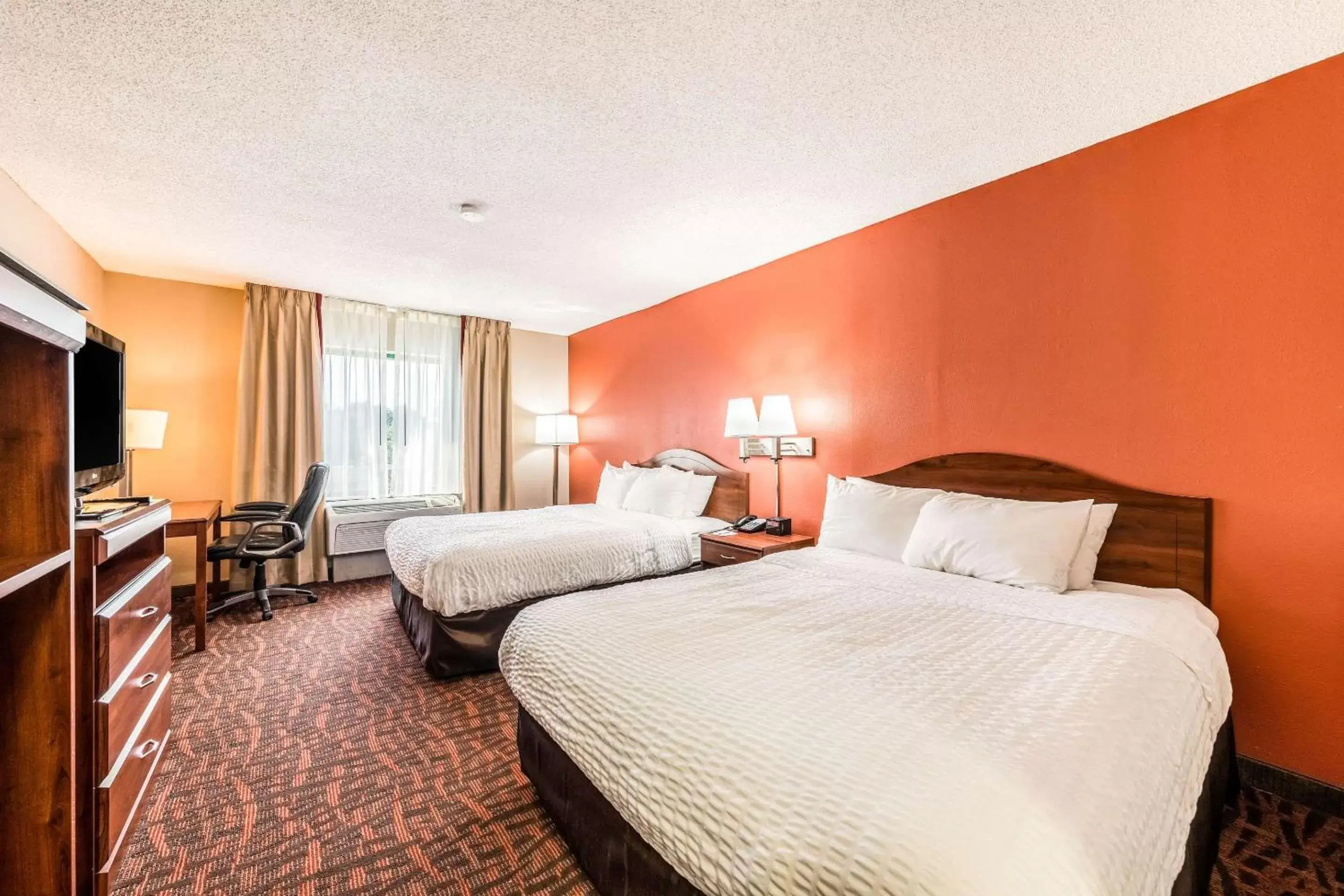 Photo of the whole room, Bed in Lake Norman Inn and Suites