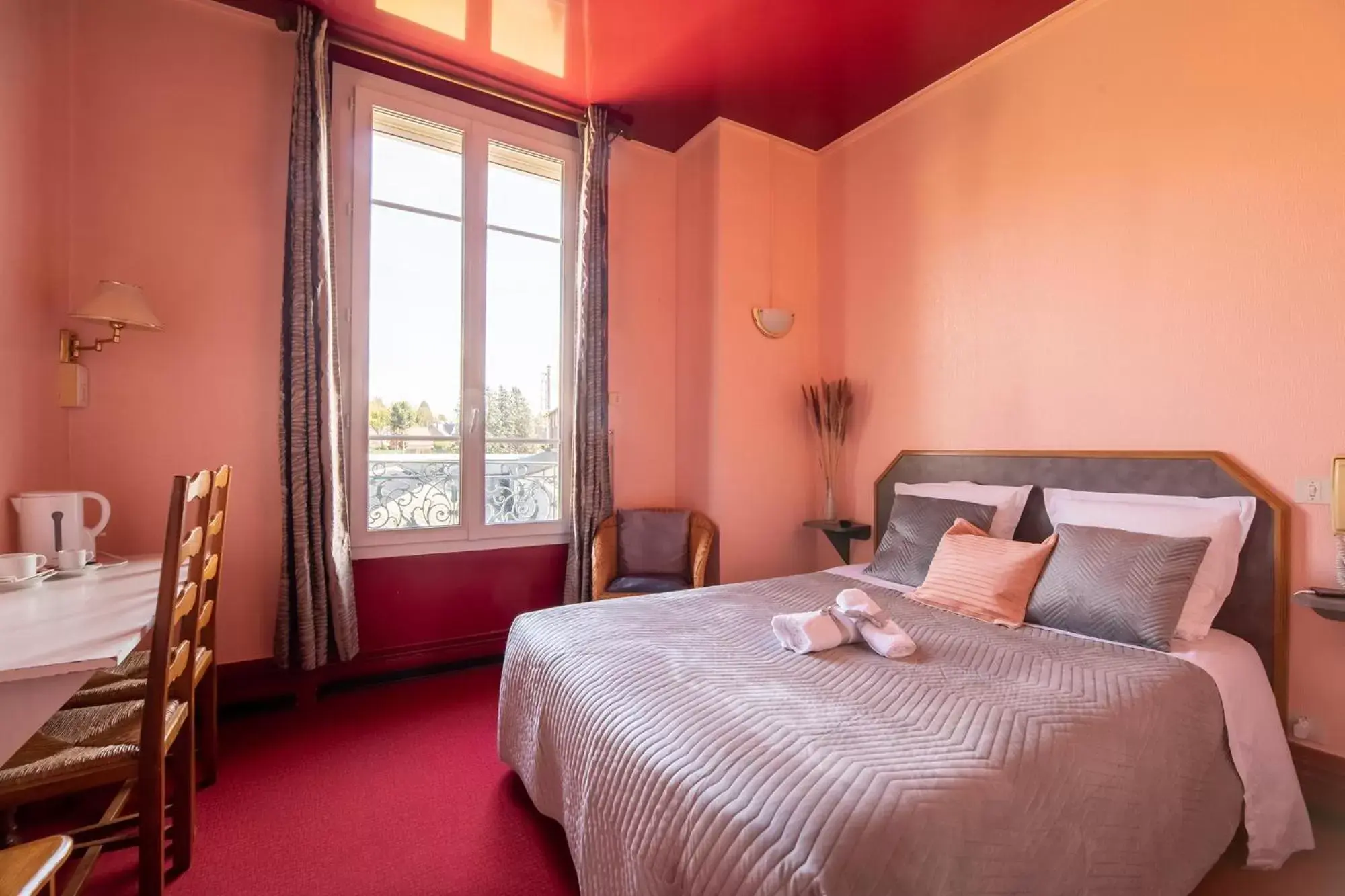 Bedroom, Bed in Montdidier Hôtel