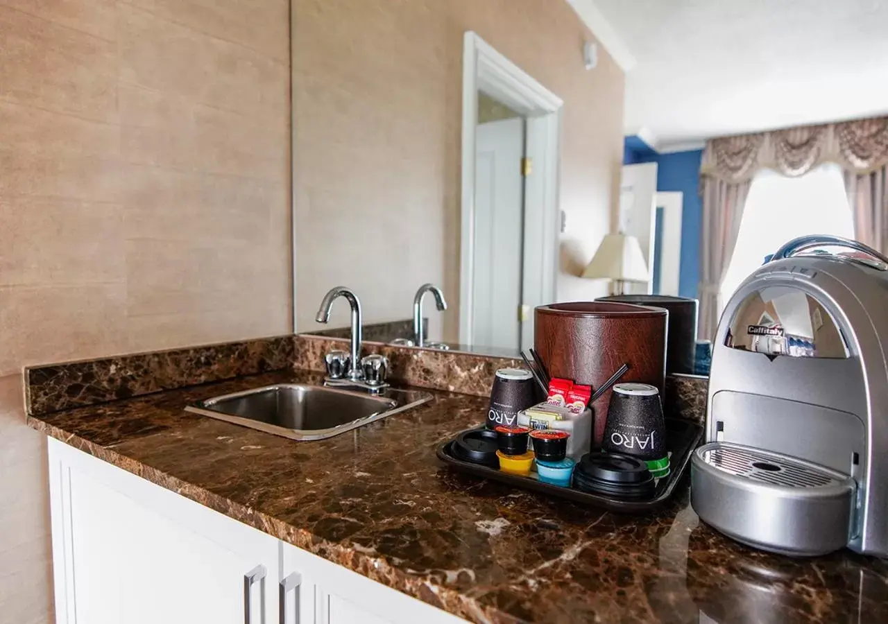 Coffee/tea facilities, Kitchen/Kitchenette in Hôtel Palace Royal