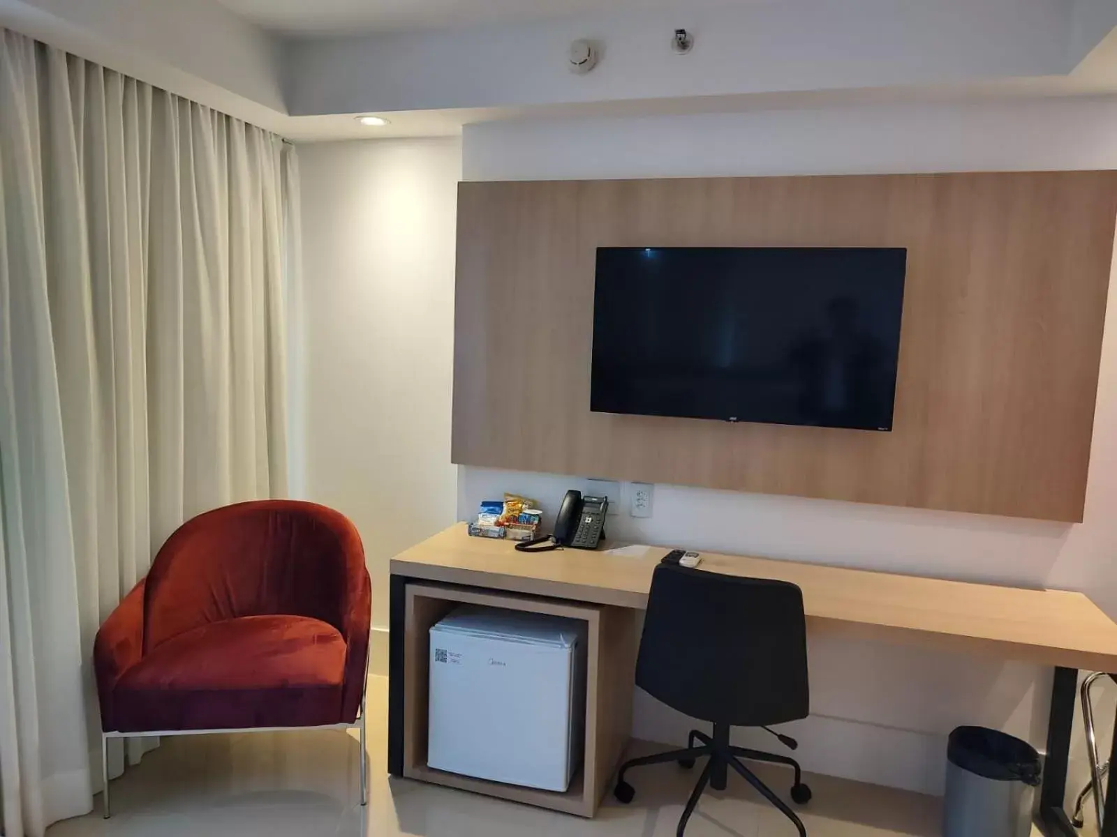 Living room, TV/Entertainment Center in Ramada by Wyndham Brasilia Alvorada