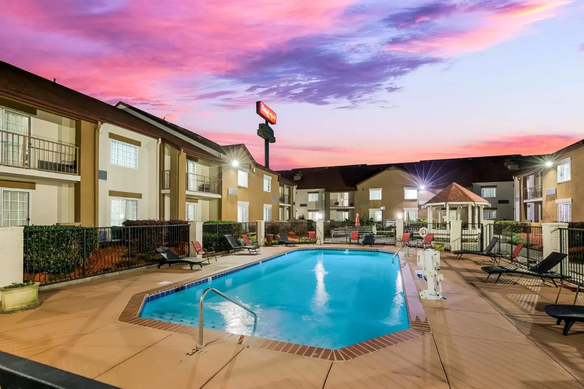 Property building, Swimming Pool in Red Roof Inn PLUS+ & Suites Knoxville West - Cedar Bluff