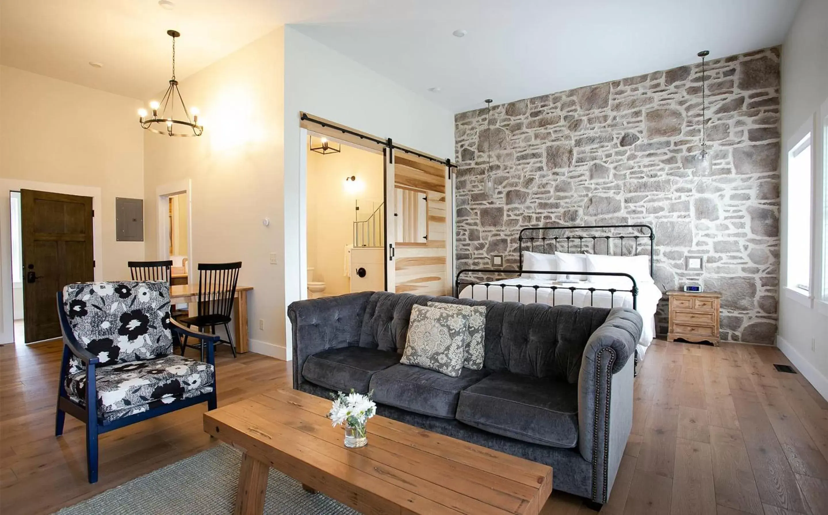 Living room, Seating Area in Farmhouse Suites by Amish Country Lodging