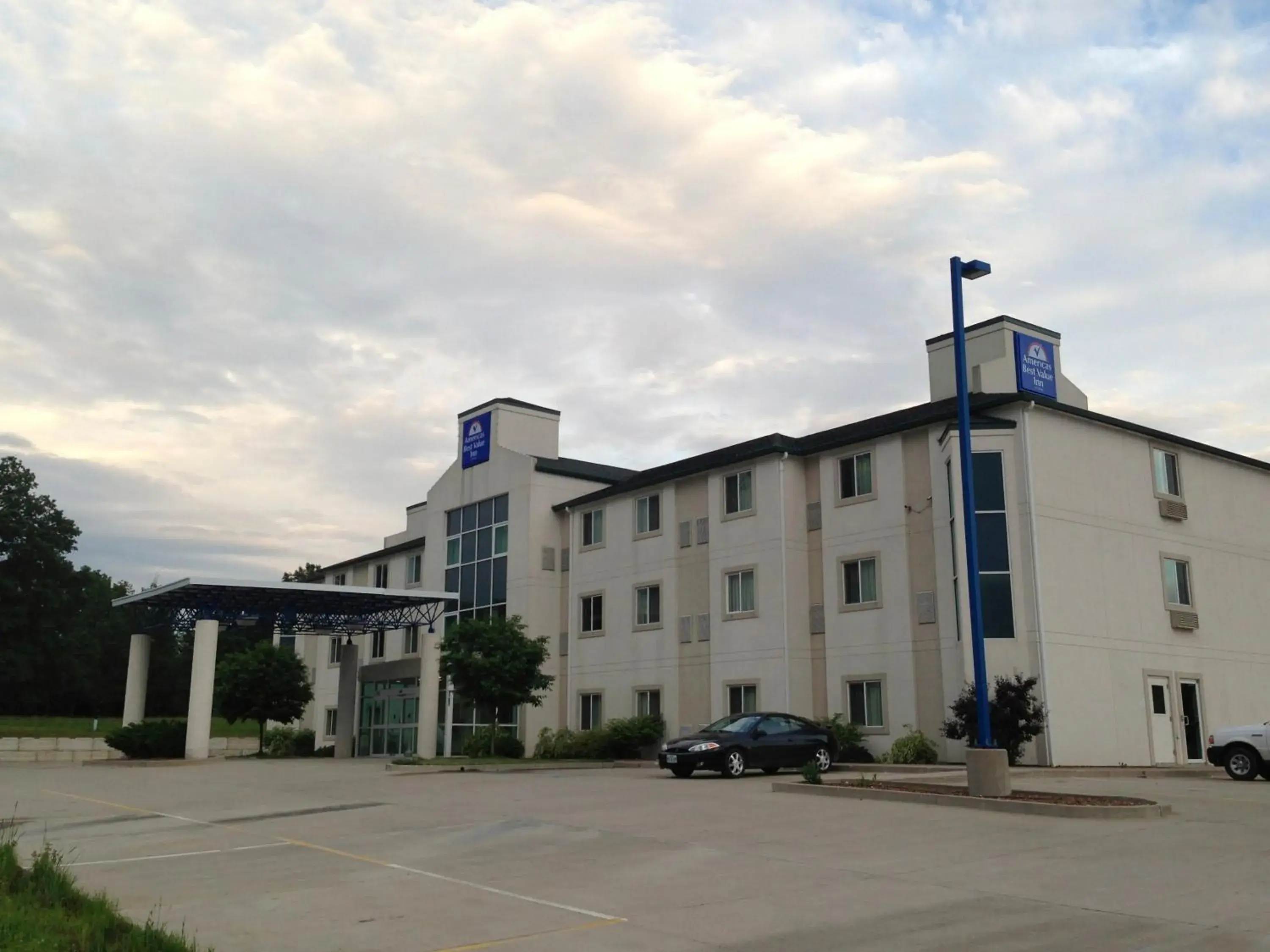 Facade/entrance, Property Building in Motel 6-Kingdom City, MO