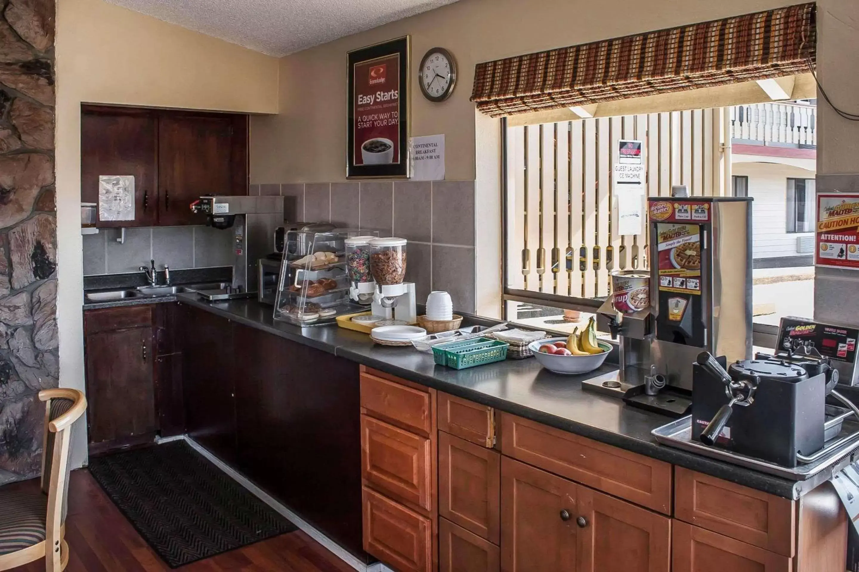 Restaurant/places to eat, Kitchen/Kitchenette in Econo Lodge Inn & Suites Hoquiam