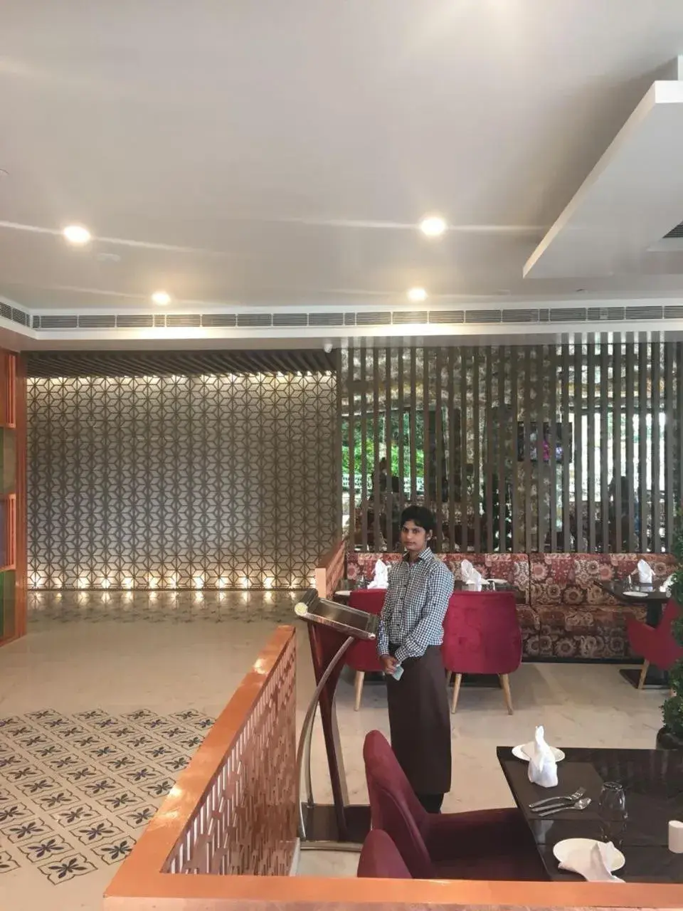 Restaurant/places to eat in Days Hotel Jaipur Tonk Road