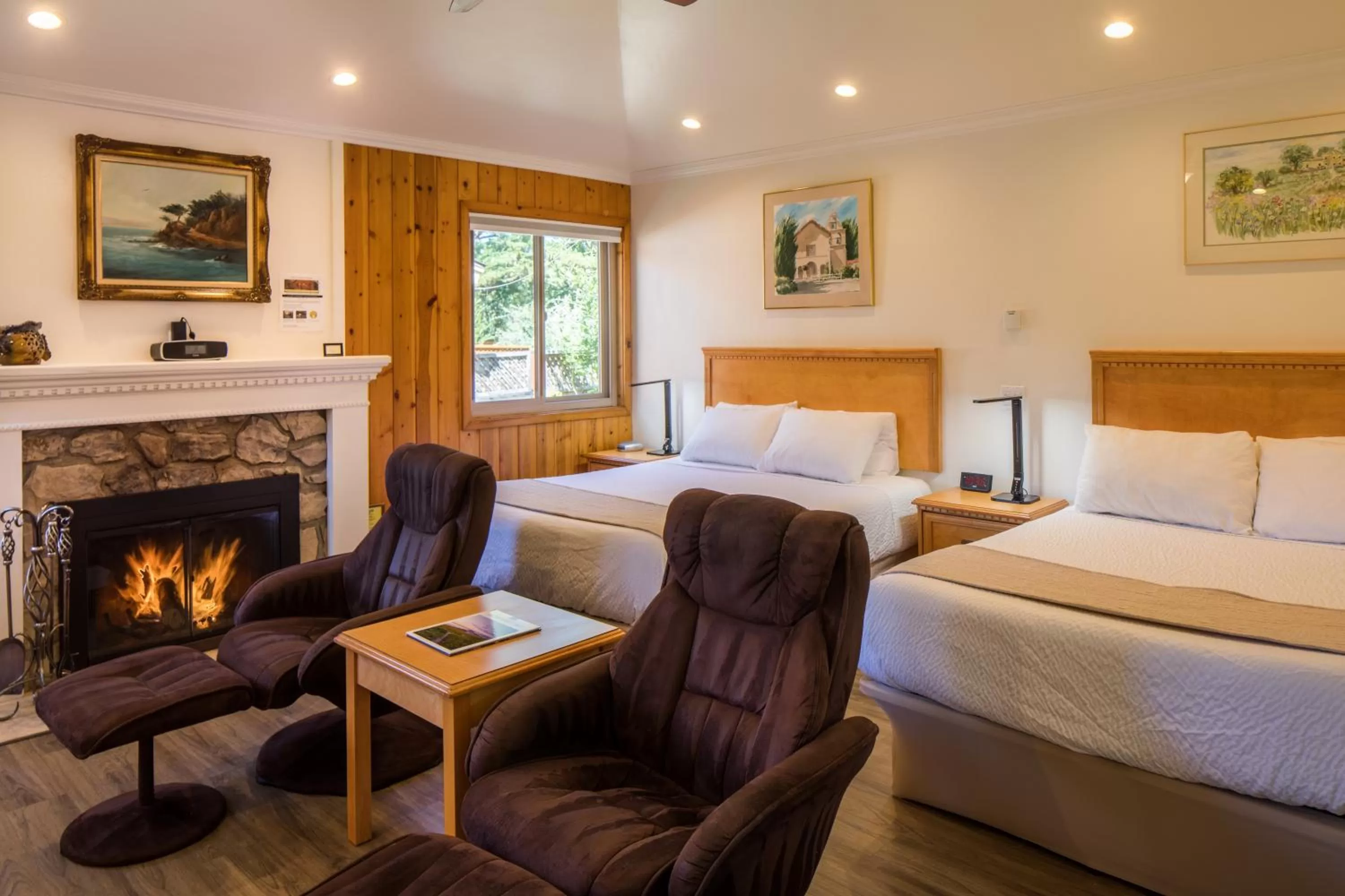 Living room, Bed in Andril Fireplace Cottages