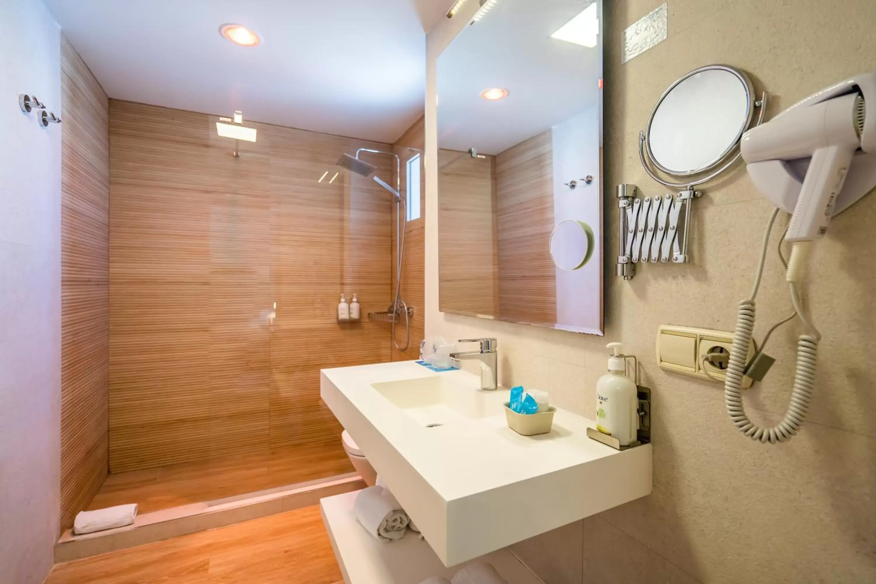Shower, Bathroom in Hotel YIT Casa Grande