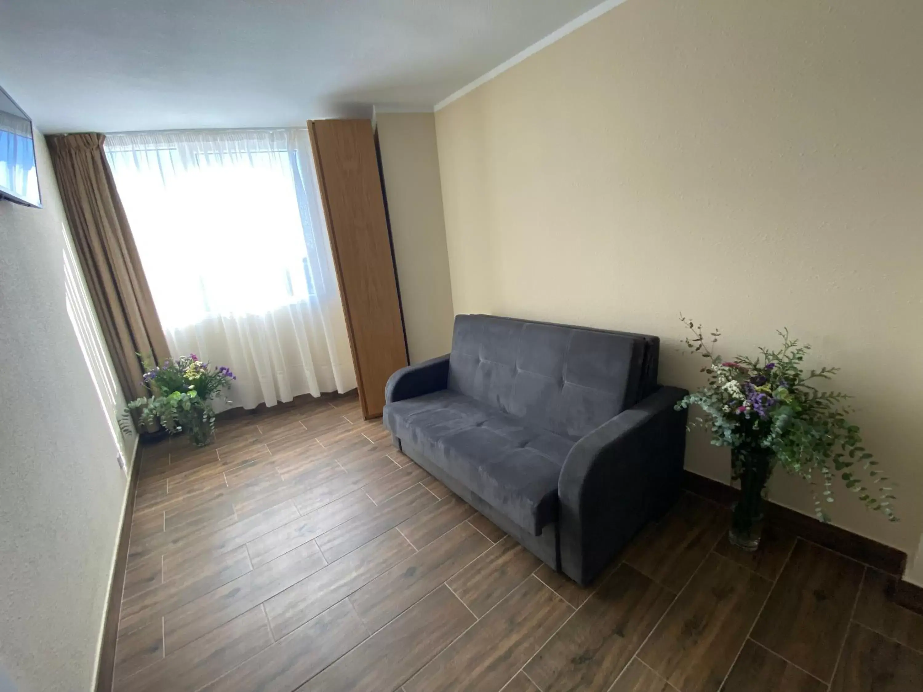 Bed, Seating Area in El Patio Hostal