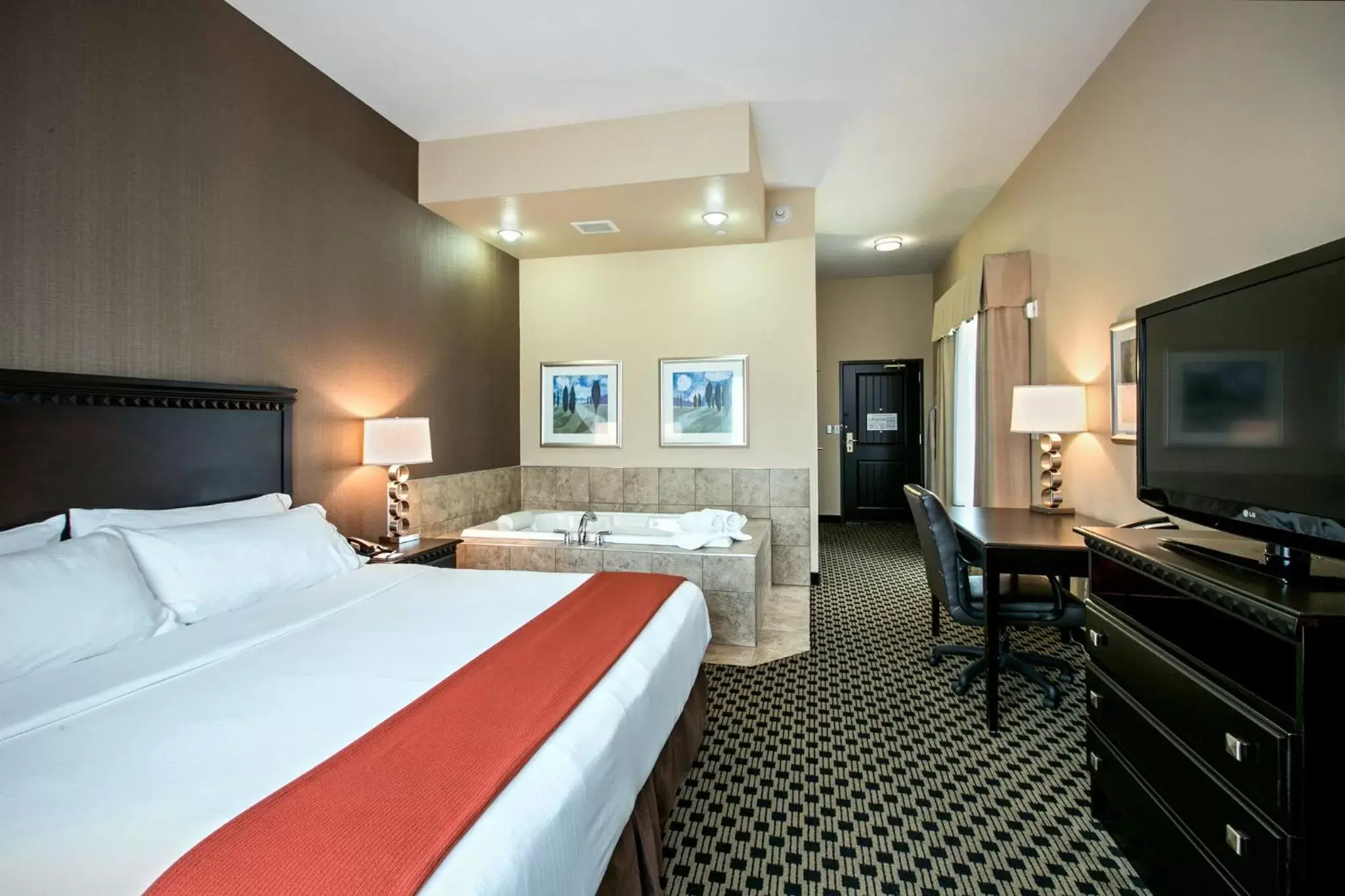 Photo of the whole room, Bed in Holiday Inn Express & Suites - Green Bay East, an IHG Hotel