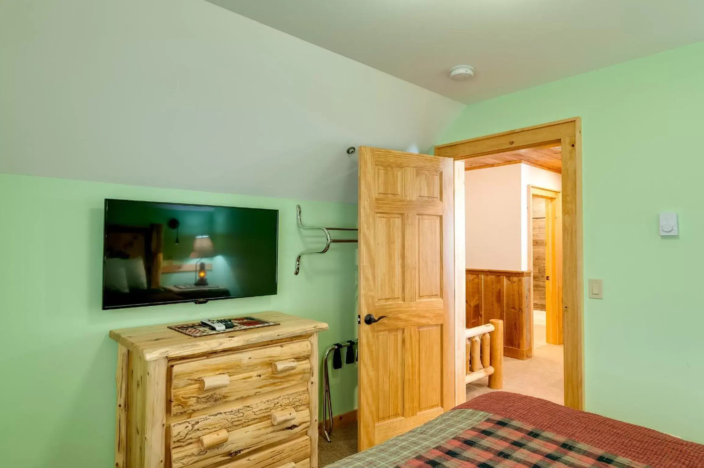 Bedroom, TV/Entertainment Center in Cobble Mountain Lodge