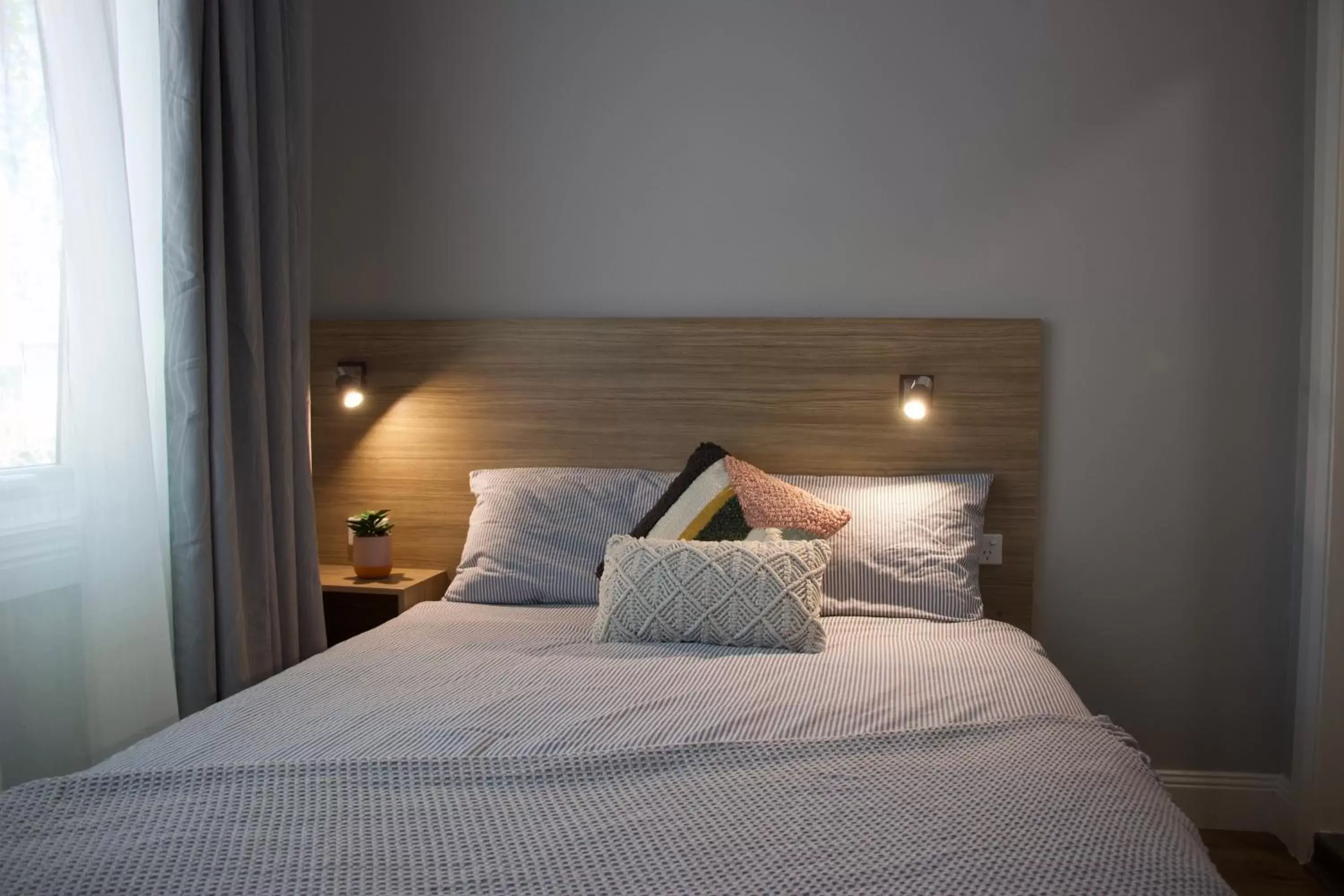 Bedroom, Bed in Carnarvon Lodge Kirribilli, Sydney